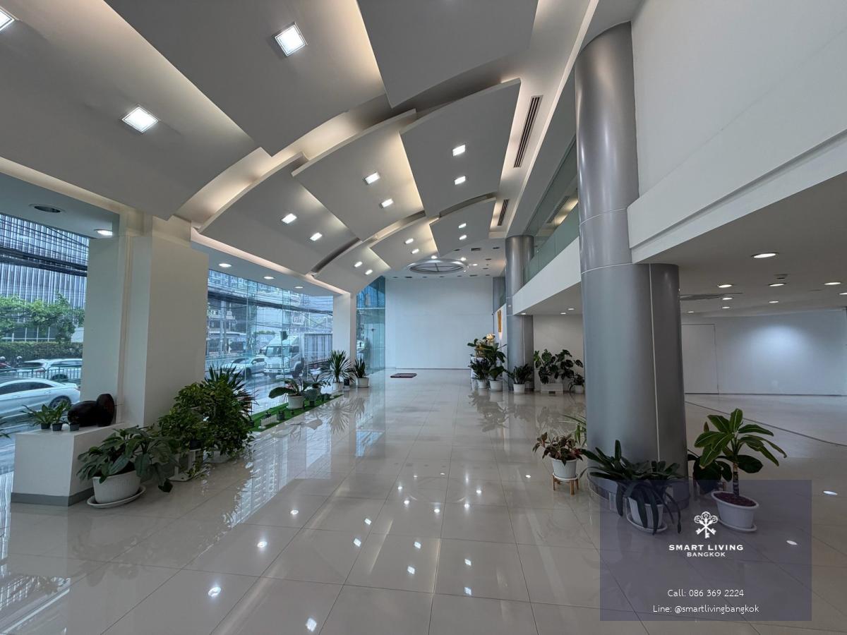 Showroom ให้เช่า เพชรบุรีตัดใหม่ใกล้ทางด่วน พื้นที่เชิงพาณิชย์ขนาดใหญ่ 843 ตร.ม แบ่งเช่าได้ รองรับหลายธุรกิจ เช่น โชว์รูมรถ ออฟฟิศ ศูนย์สุขภาพ ฟิตเนส