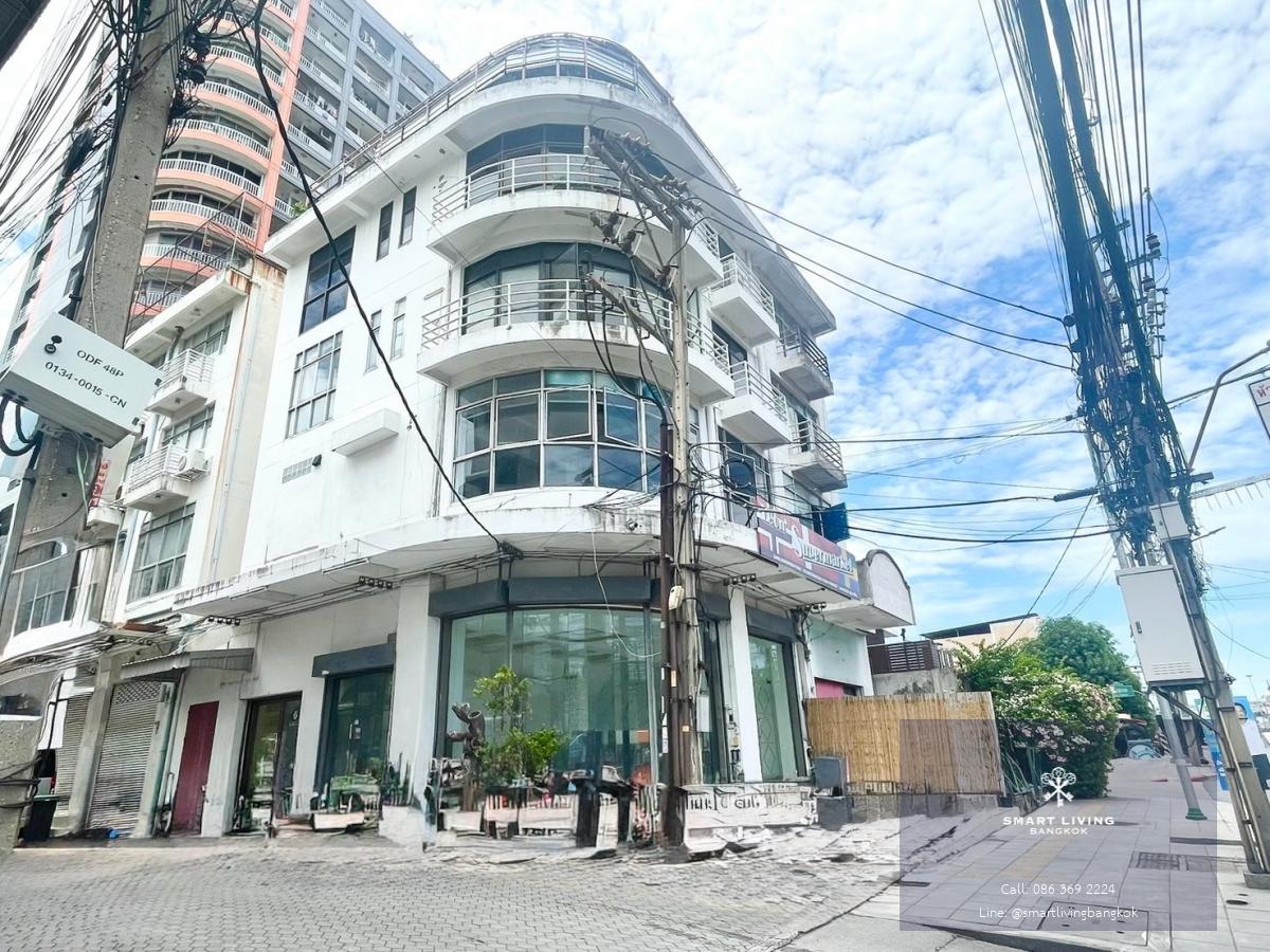 อาคารพาณิชย์ให้เช่า 4.5 ชั้น 2 คูหาหัวมุม ติดถนนอ่อนนุช ใกล้ BTS ศรีนุช พื้นที่ 450 ตร.ม เหมาะทำธุรกิจ คลินิก โชว์รูม ออฟฟิศ