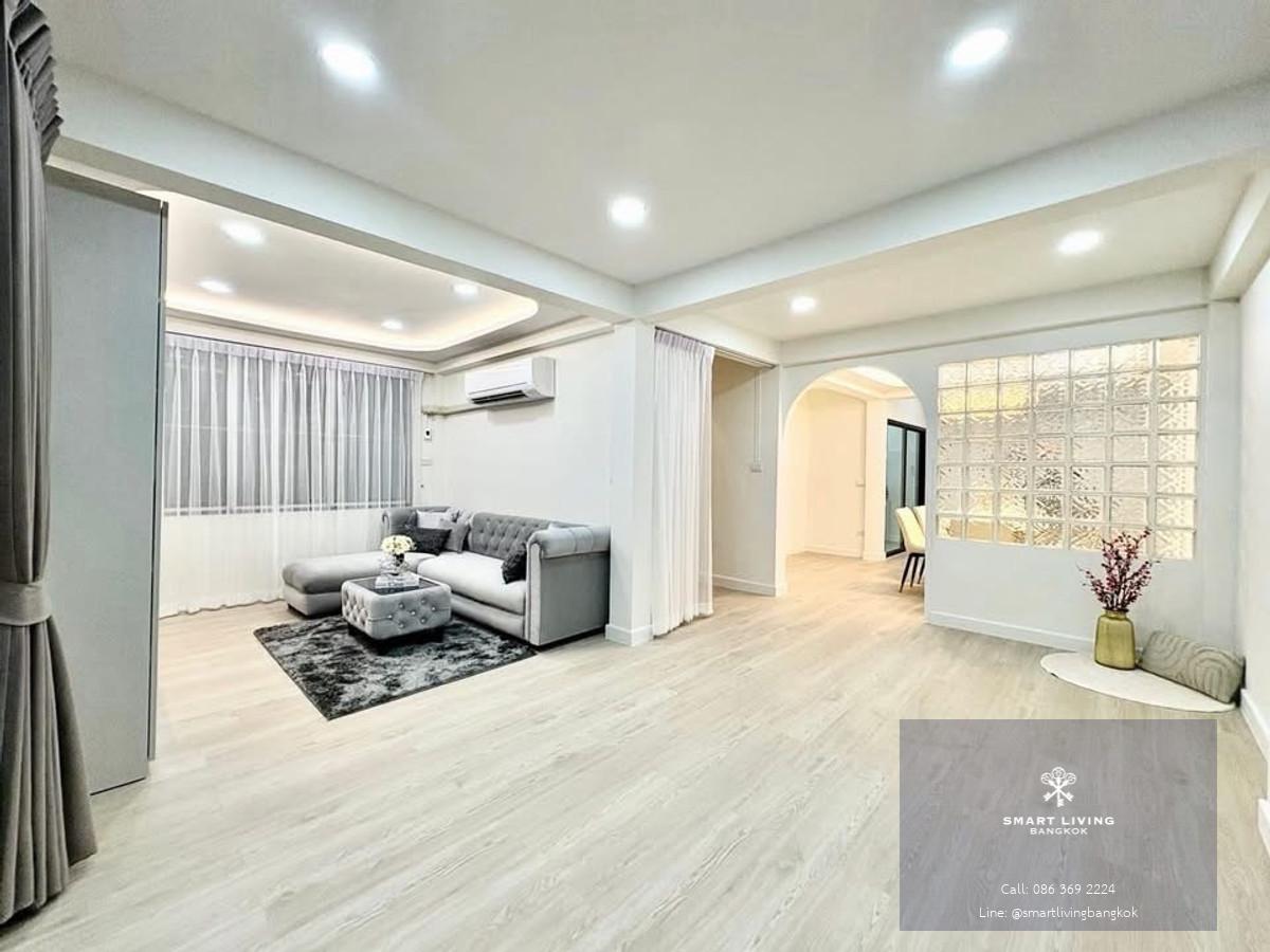 บ้านเดี่ยวให้เช่า 5 ห้องนอน ใกล้ MRT สุทธิสาร ทำเลห้วยขวาง รัชดา เลี้ยงสัตว์ได้ เฟอร์นิเจอร์ครบ พร้อมเข้าอยู่