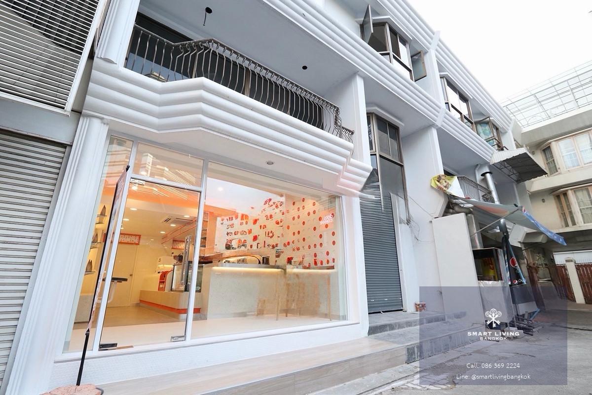 ให้เช่าพื้นที่เชิงพาณิชย์ 2 ชั้น ถนนวิทยุ ทำเลใกล้ All Seasons Place และ Conrad Bangkok พื้นที่รวม 260 ตร.ม แบ่งเช่าได้ เหมาะร้านอาหาร บาร์ และธุรกิจไลฟ์สไตล์