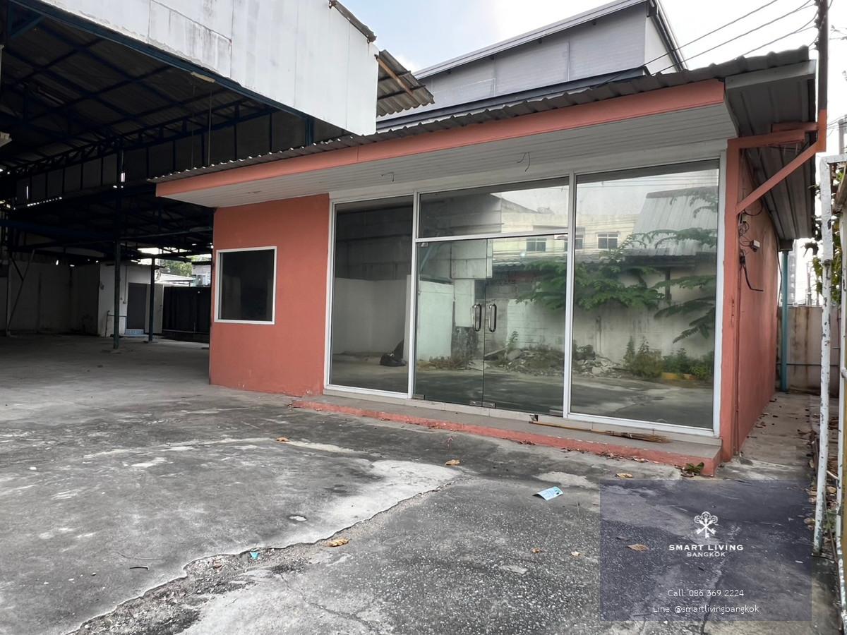 ให้เช่า/ขาย  โกดังพร้อมออฟฟิศ 103 ตร.ว.  พื้นที่นี้เป็นย่านที่ยอดนิยม  เดินทางเชื่อมต่อหลายถนนหลักได้สะดวก