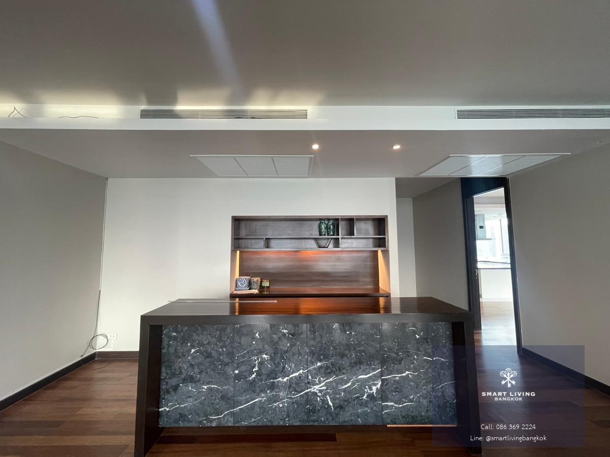 ให้เช่า Duplex Penhouse ขนาด 4 ห้องนอน, มีพื้นที่นั่งเล่น 2 ส่วน และห้องครัวปิด, ตกแต่งสไตล์วูดดี้, เฟอร์นิเจอร์ครบ, ระเบียงใหญ่ วิวเมือง, ใกล้ BTS ทองหล่อ