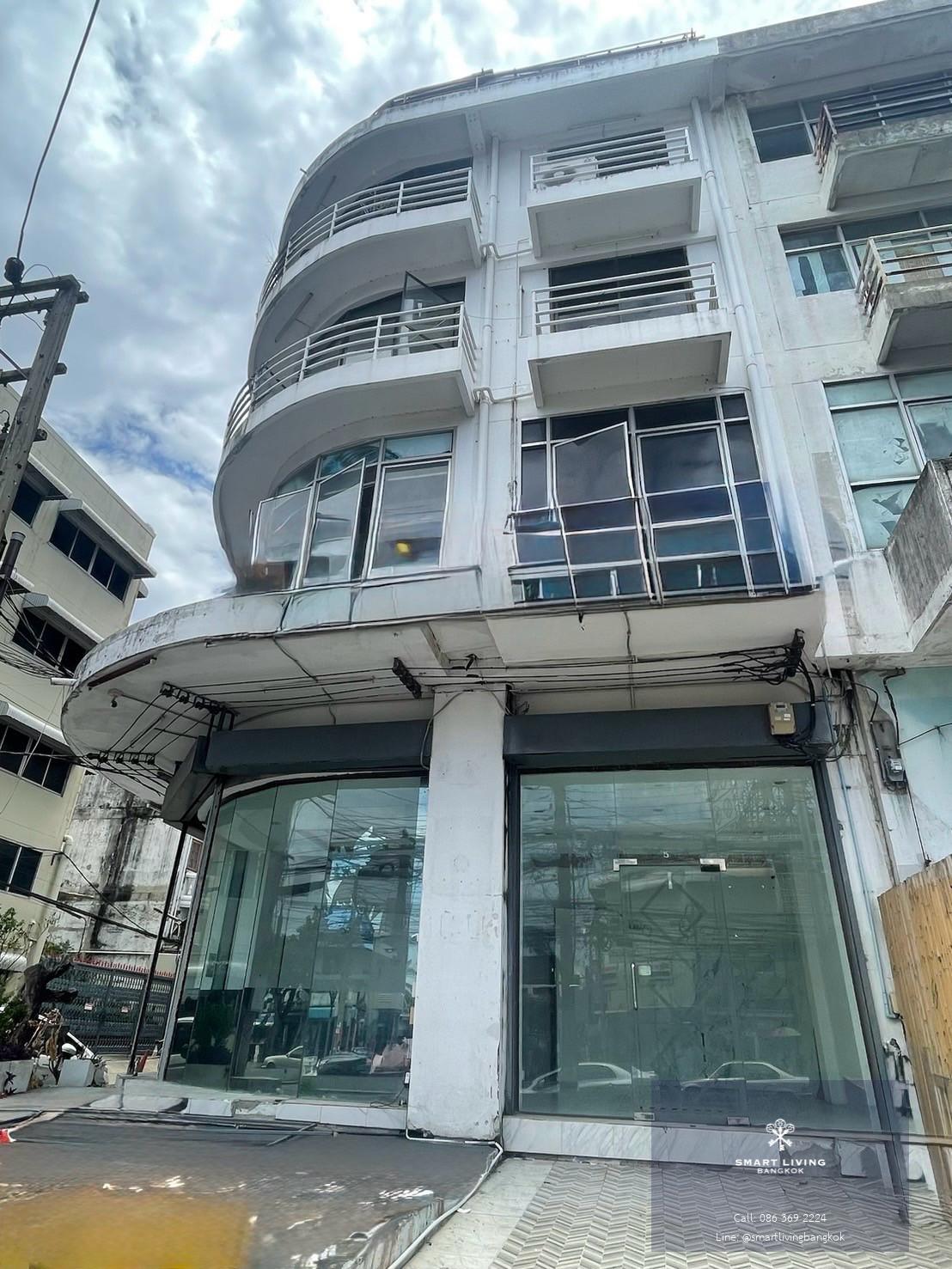 อาคารพาณิชย์ให้เช่า 4.5 ชั้น 2 คูหาหัวมุม ติดถนนอ่อนนุช ใกล้ BTS ศรีนุช พื้นที่ 450 ตร.ม เหมาะทำธุรกิจ คลินิก โชว์รูม ออฟฟิศ