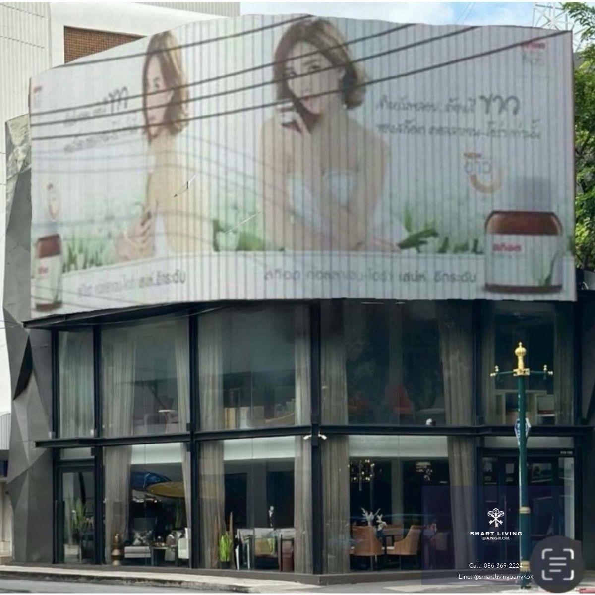 📢👇 Corner commercial building for rent minimum 3 years contract, suitable for various types of businesses, excellent location as highly visible to passersby, faces the main road.