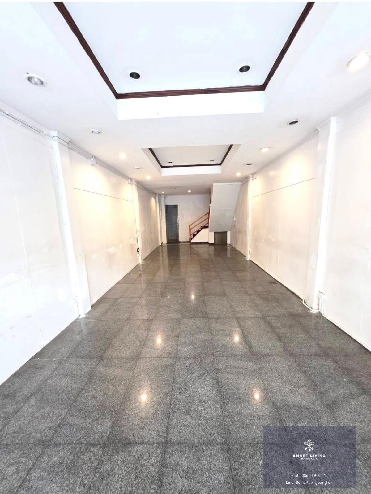 ให้เช่า อาคารพาณิชย์  ทำเลดีมาก 1 คูหา ติดหน้าถนนใหญ่สุขุมวิท ใกล้ Emquatier