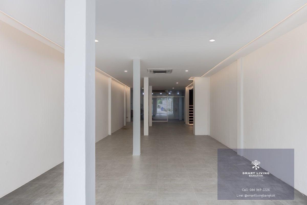 ให้เช่า อาคารพาณิชย์  Ekkamai  250 ตร.ม. รีโนเวทใหม่  แอร์ใหม่ ตกแต่งพร้อมใช้งาน (บ้านเปล่า)