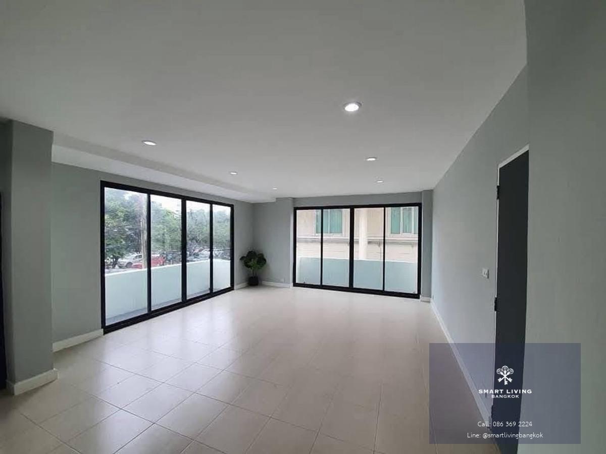 ให้เช่าสำนักงานขนาดใหญ่ Town in Town อาคาร 4.5 ชั้น พื้นที่ใช้สอย 600 ตร.ม ใกล้ Central EastVille CDC และทางด่วนเอกมัย–รามอินทรา