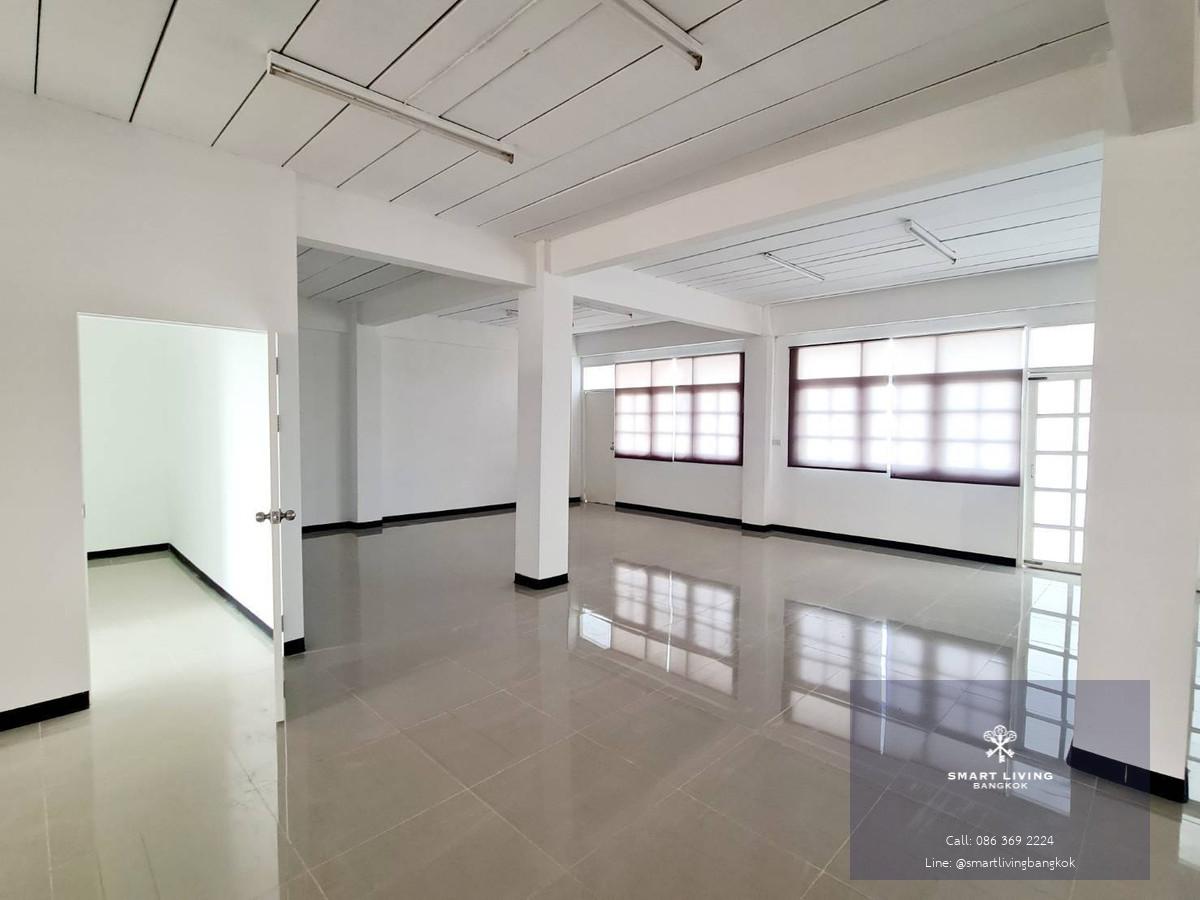 📢👇 อาคารสำนักงาน 4.5 ชั้น ทำเลเด่น เดินทางสะดวก เข้า-ออกได้หลายเส้นทาง ใกล้ทางด่วนและ BTS ปุณณวิถี
เหมาะสำหรับทำออฟฟิศหลัก  คลินิก สตูดิโอ หรือโคเวิร์กกิ้งสเปซ