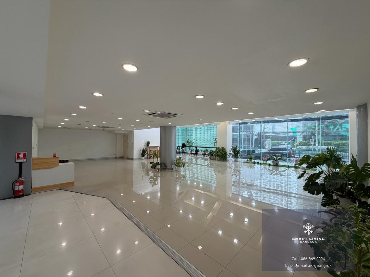 Showroom ให้เช่า เพชรบุรีตัดใหม่ใกล้ทางด่วน พื้นที่เชิงพาณิชย์ขนาดใหญ่ 843 ตร.ม แบ่งเช่าได้ รองรับหลายธุรกิจ เช่น โชว์รูมรถ ออฟฟิศ ศูนย์สุขภาพ ฟิตเนส