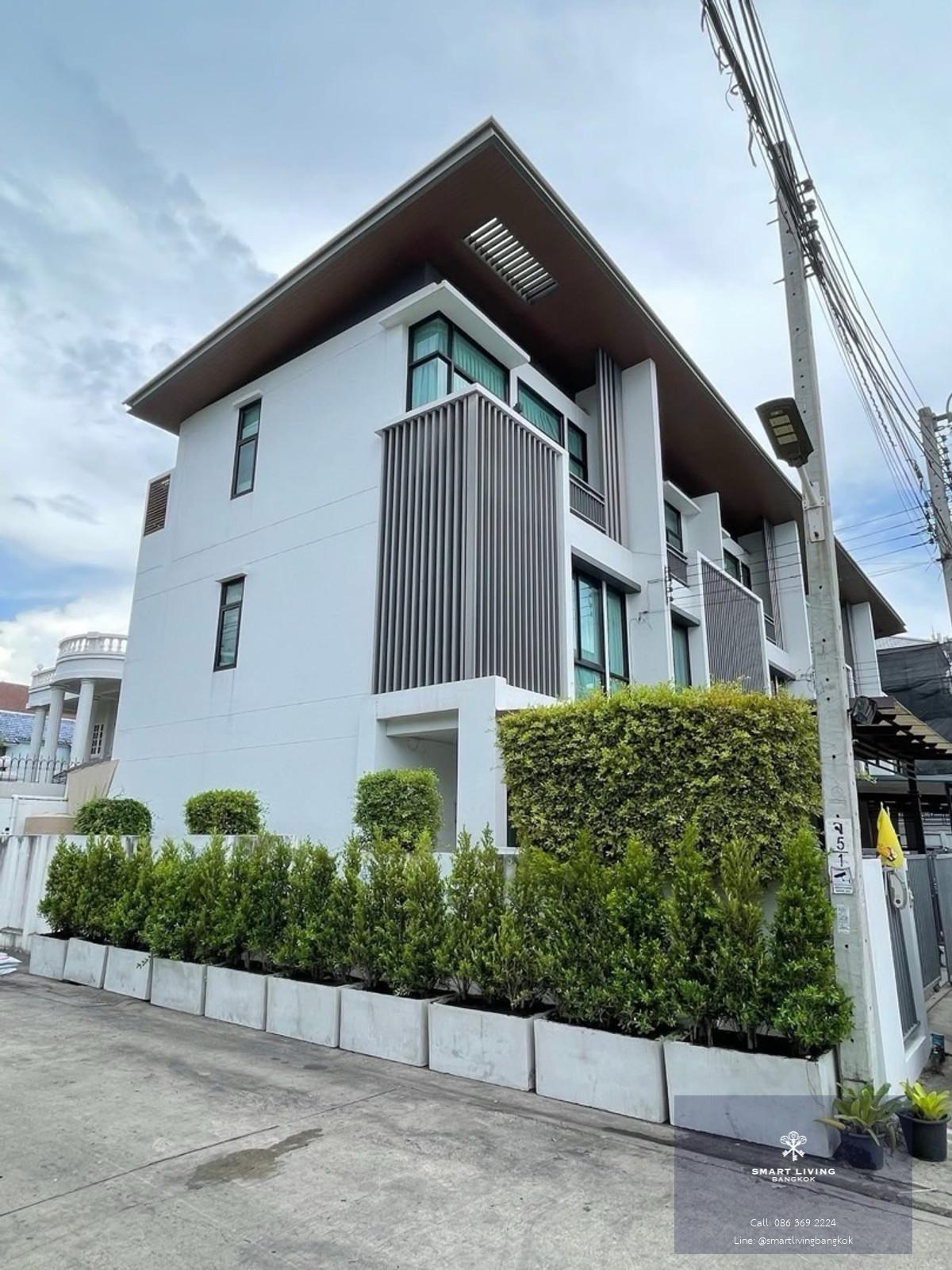 ทาวน์โฮม 3 ชั้น หลังหัวมุม โครงการ Cozy โชคชัย 4 ขนาด 29 ตร.วา