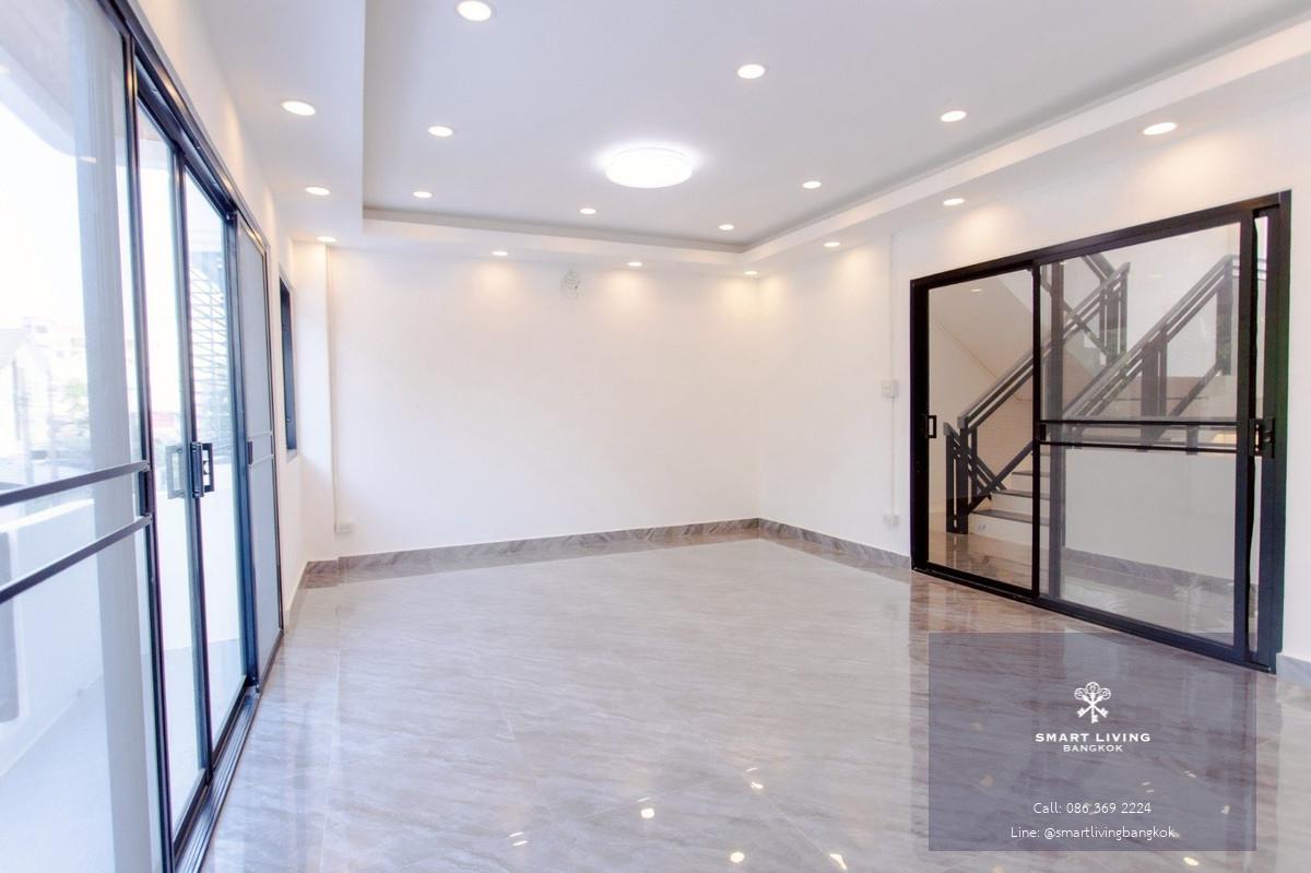 Large Home Office House in Huai Khwang Area | 6 Bedrooms 7 Bathrooms | Land 52 Sq.w. Access Multiple Roads ใกล้ MRT เหมาะทั้งอยู่อาศัยและทำธุรกิจ