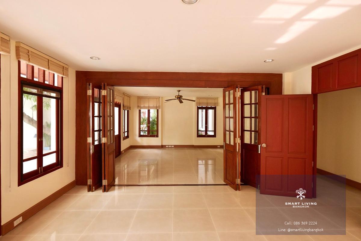 ให้เช่า บ้าน House Ekamai 10  4 ห้องนอน 620 ตร.ม. สระว่ายน้ำส่วนตัว   Pet  friendly