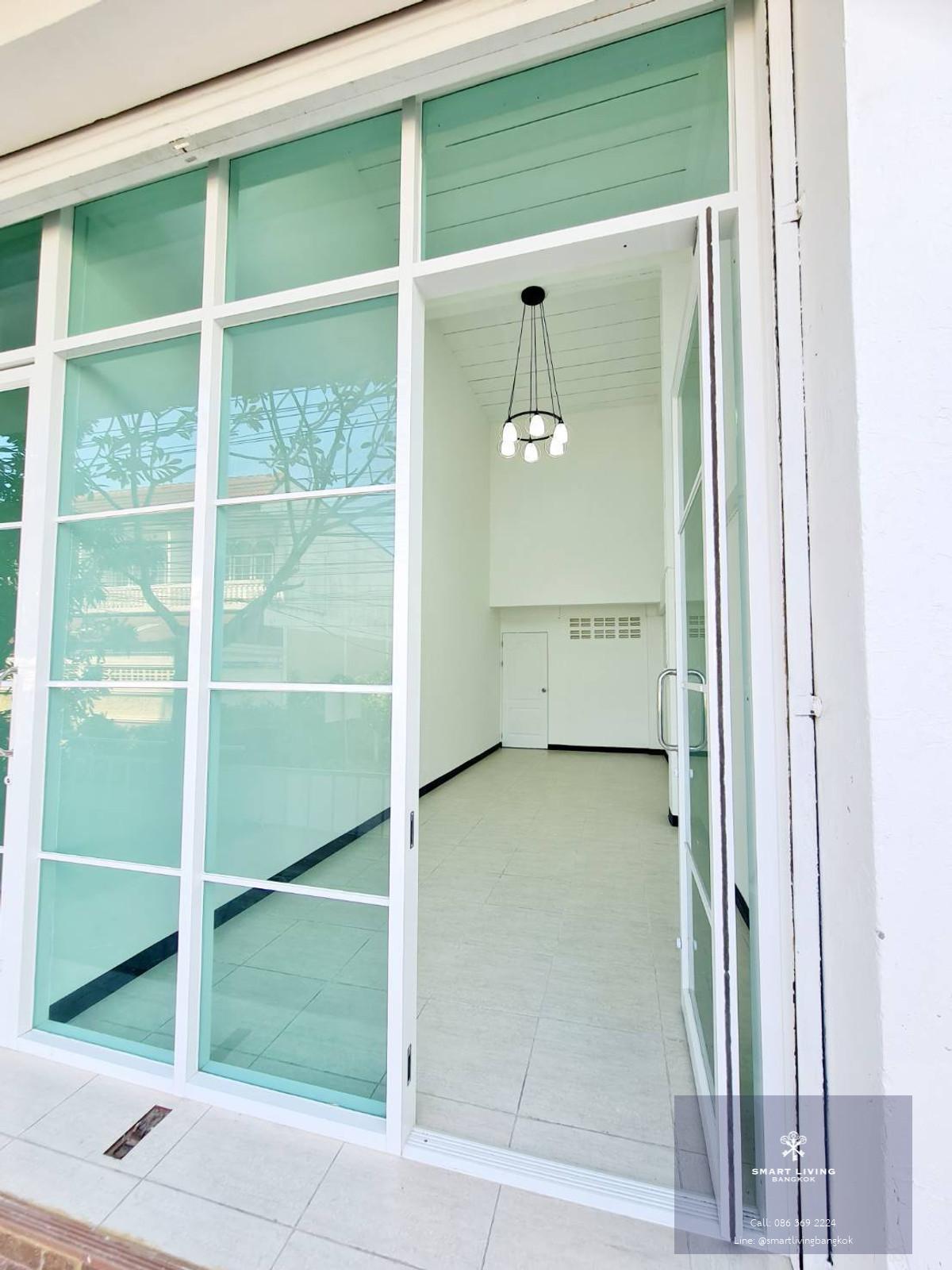 📢👇 อาคารสำนักงาน 4.5 ชั้น ทำเลเด่น เดินทางสะดวก เข้า-ออกได้หลายเส้นทาง ใกล้ทางด่วนและ BTS ปุณณวิถี
เหมาะสำหรับทำออฟฟิศหลัก  คลินิก สตูดิโอ หรือโคเวิร์กกิ้งสเปซ