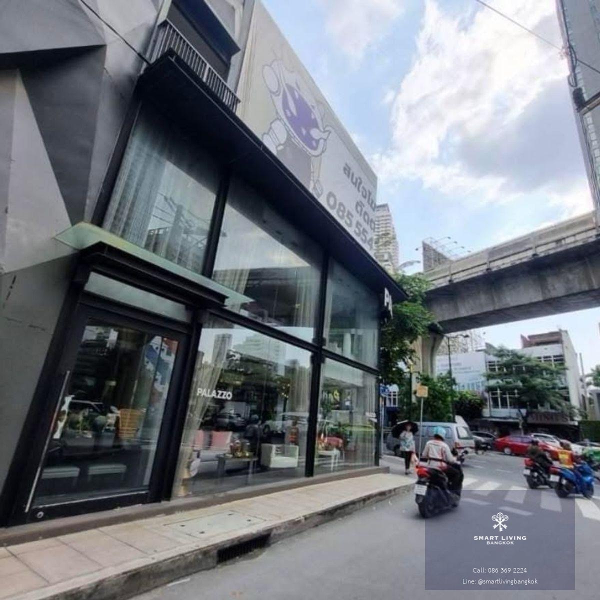 📢👇 Corner commercial building for rent minimum 3 years contract, suitable for various types of businesses, excellent location as highly visible to passersby, faces the main road.