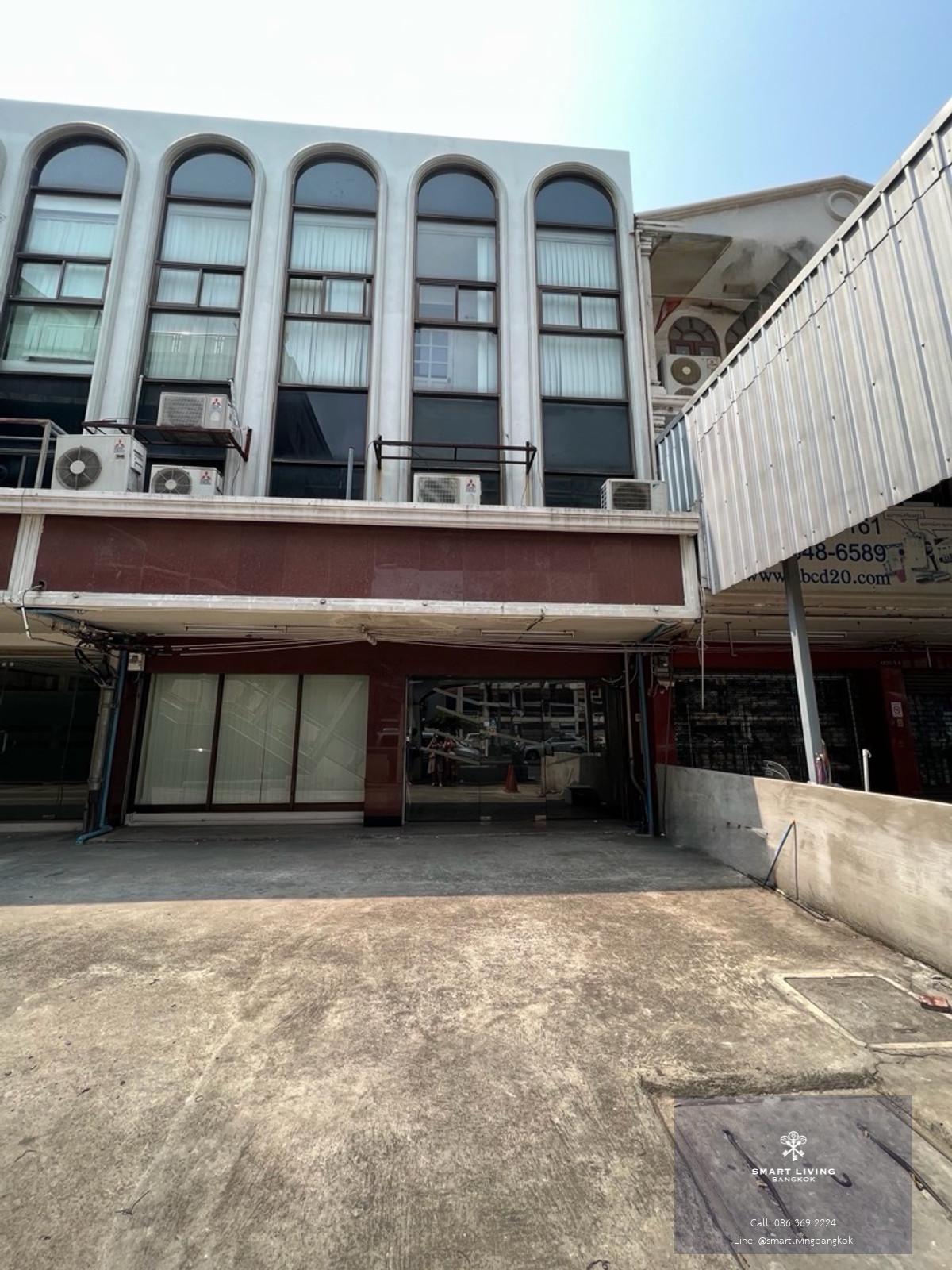 ให้เช่าอาคารพาณิชย์ 2 คูหา ติดถนนพหลโยธิน ทำเลสนามเป้า พื้นที่ใหญ่ จอดรถหน้าอาคารได้