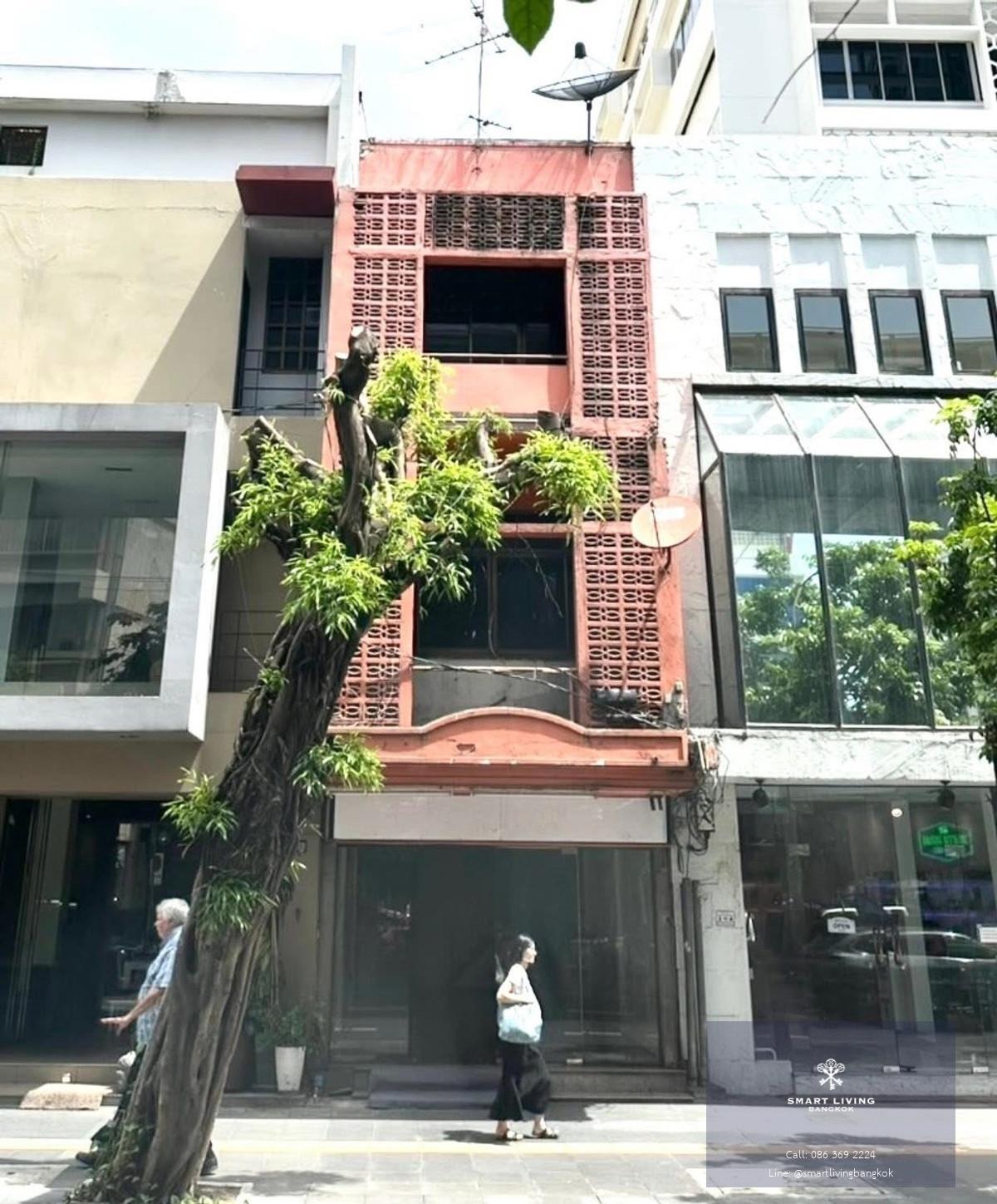 ให้เช่า อาคารพาณิชย์  ทำเลดีมาก 1 คูหา ติดหน้าถนนใหญ่สุขุมวิท ใกล้ Emquatier