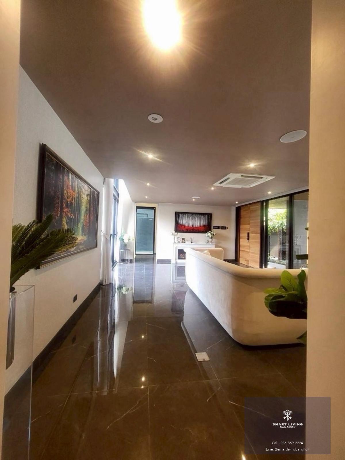 บ้านเดี่ยว Ultra Luxury ศรีนครินทร์ 5 ห้องนอน พร้อมสระว่ายน้ำและลิฟต์ส่วนตัว ใกล้ Paradise Park และ Berkeley International School