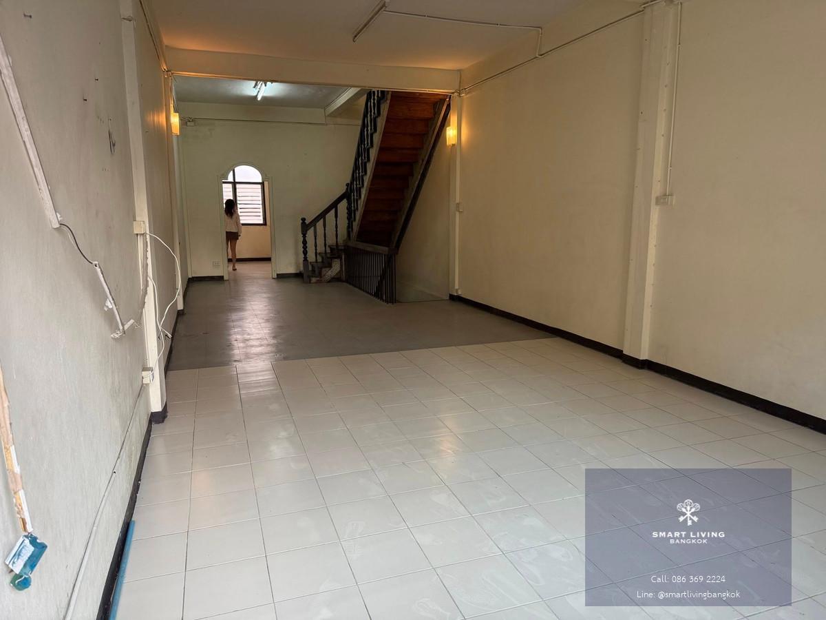 อาคารพาณิชย์อยู่ใน สุขุมวิท  ทำเลธุรกิจ ใจกลางเมือง เชื่อมต่อทั้งสุขุมวิท และ พระราม 4 การสัญจรหนาแน่น เหมาะสำหรับทำธุรกิจ | 4.5 Floors Shophouse for Rent  |  ใกล้ BTS พร้อมพงษ์