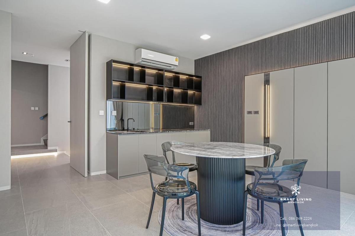 📢👇 Luxury 3 storey house with lift and fully furnished for rent at Vive 2 Krungthep Kreetha (Behind Willington school).Transportation is convenient on many routes , near Si Rat Expressway (Rama 9 toll).❌ no pets❌ no smoking