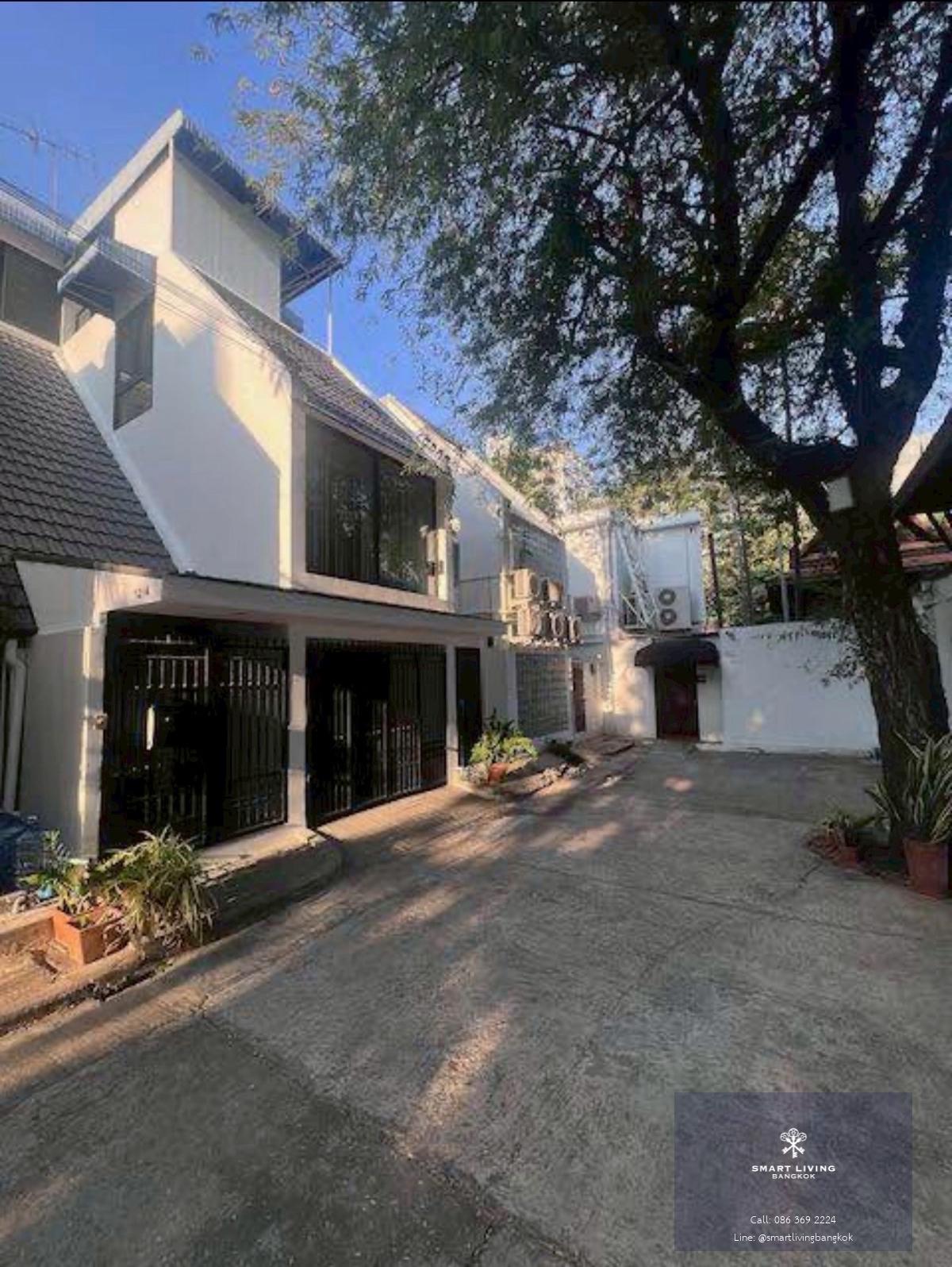 ทาวน์เฮ้าส์สุขุมวิท 49 รีโนเวททั้งหลัง ทำเลศักยภาพ ใกล้โรงพยาบาลสมิติเวช และโรงเรียนนานาชาติ พื้นที่ใช้สอยขนาดใหญ่ จอดรถได้ถึง 6 คัน เหมาะสำหรับอยู่อาศัยหรือการลงทุนระยะยาวในโซนสุขุมวิทชั้นใน