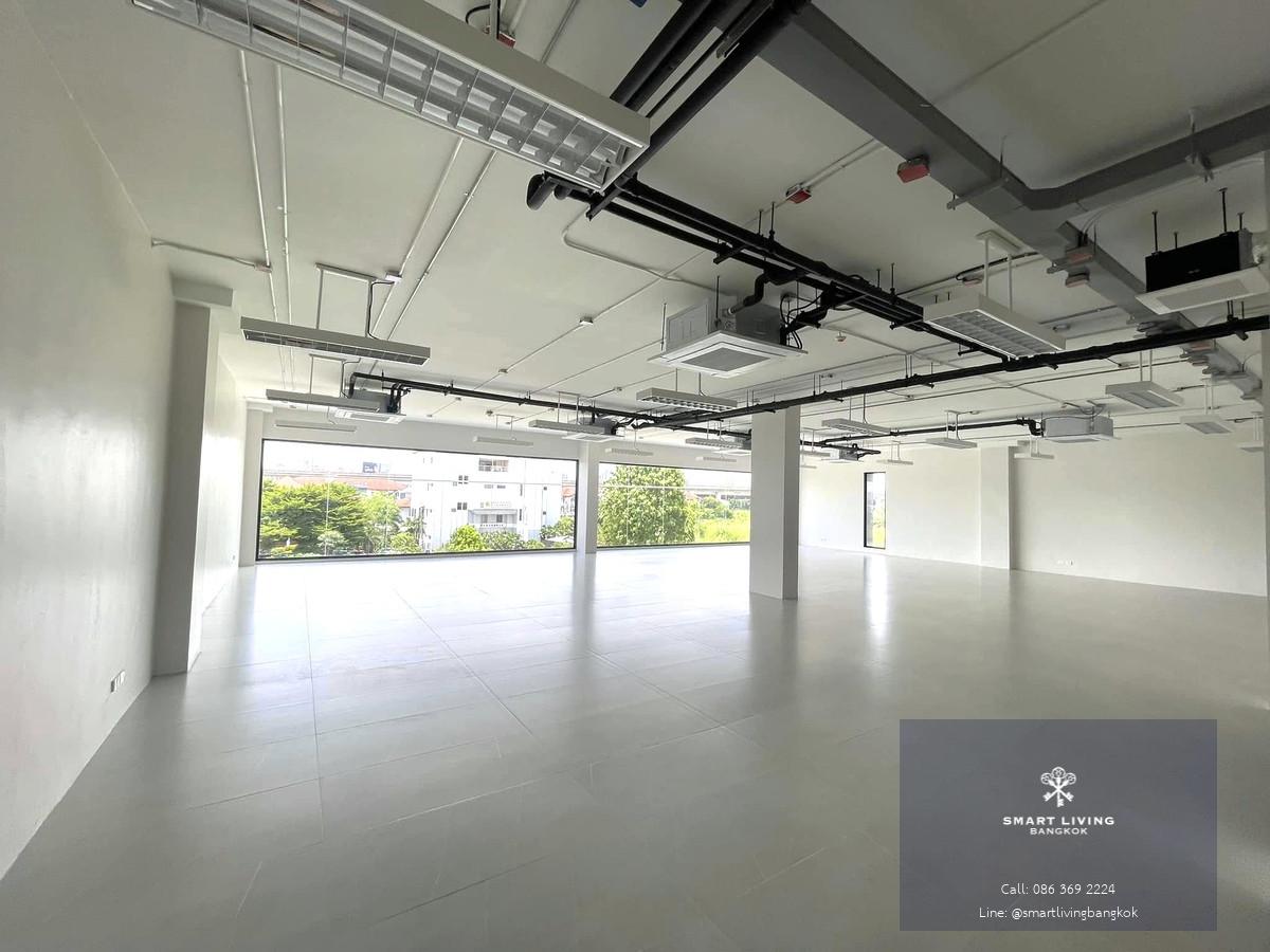 โชว์รูมให้เช่าย่านพัฒนาการ🎈 โชว์รูมใหม่ พื้นที่กว้างขวาง 872 ตร.ม. ติดถนนใหญ่ ค่าเช่าสามารถต่อรองได้ สอบถามเพิ่มเติม โทร. 086-369-2224