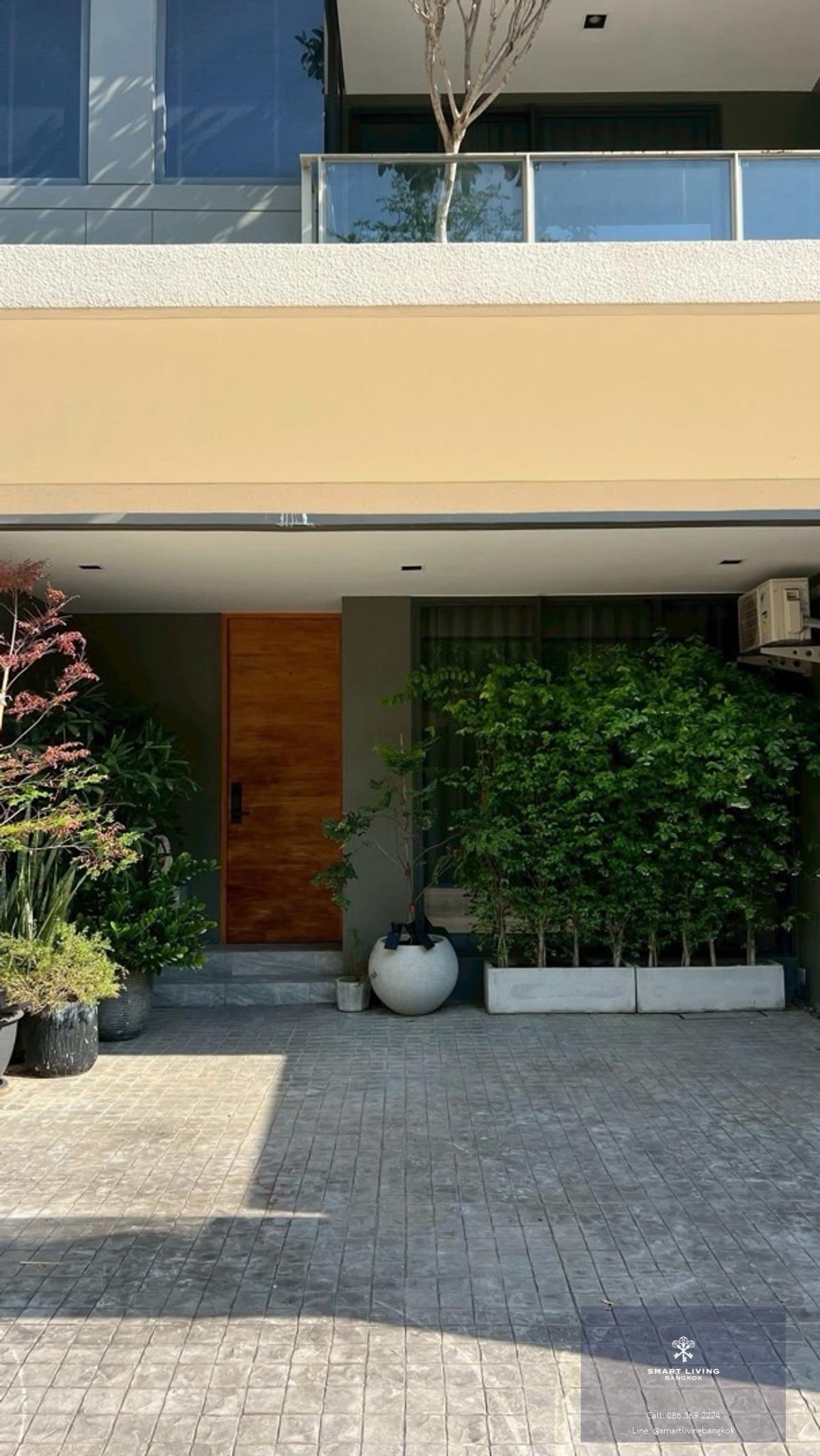 ขายทาวน์โฮมหรู THER LADPRAO 93 ลาดพร้าว 93 บ้านเพดานสูง Double Volume 5.8 เมตร 4 ห้องนอน พื้นที่ 246.62 ตร.ม ใกล้ CDC และ The Mall บางกะปิ