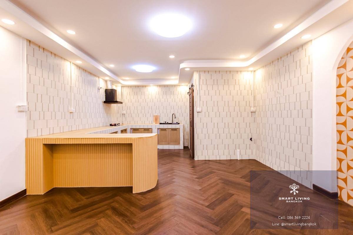 ขายทาวน์เฮาส์ 3ชั้น รีโนเวทใหม่ย่านประดิษฐ์มนูธรรม บ้านสวย งาน SPCทั้งหลัง งานมีเนียมเกรดดี ใกล้ทางด่วน พร้อมขาย