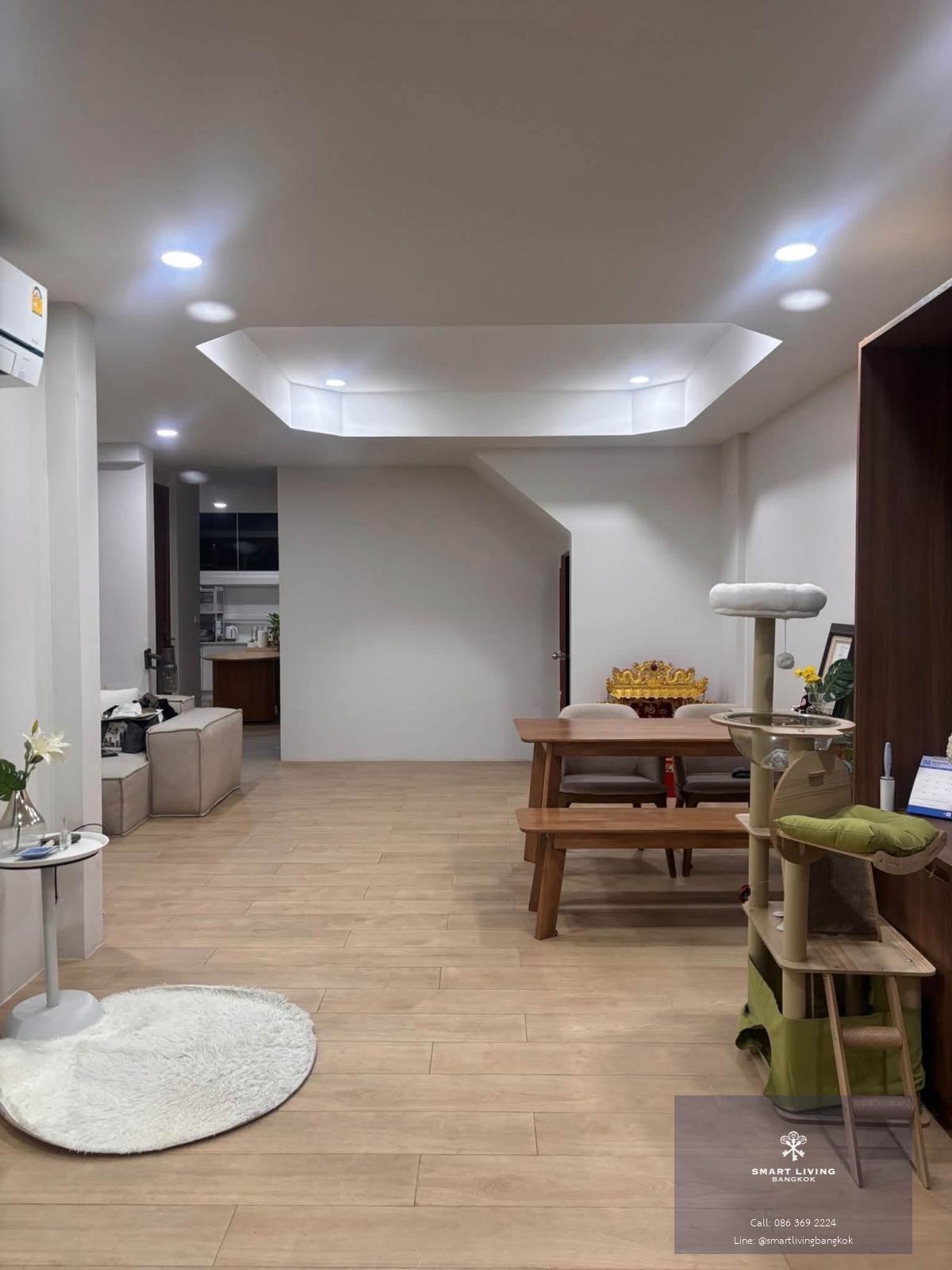 ทาวน์เฮ้าส์รีโนเวทใหม่ 2 ชั้น ห้วยขวาง สไตล์โมเดิร์นจีน พื้นที่กว้างเท่าบ้านเดี่ยว ใกล้ MRT เหมาะอยู่เองหรือสร้างรายได้จากการปล่อยเช่า
