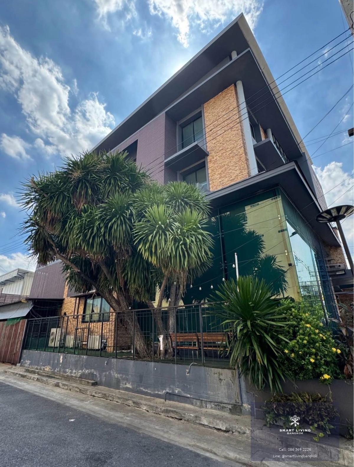 ขายอาคารสำนักงาน พร้อม lift เลียบด่วนรามอินทรา อาคารมุม 3.5 ชั้น มีลิฟต์ พื้นที่ใช้สอย 820 ตร.ม ที่ดิน 100.03 ตร.ว ใกล้ CDC และ Central EastVille