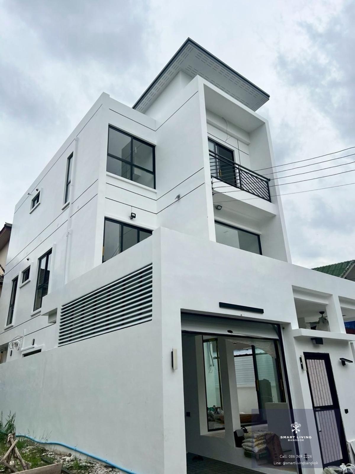 ให้เช่า / ขายบ้านเดี่ยว 3 ชั้น Town in Town บ้านสร้างใหม่ หลังมุมเป็นส่วนตัว พื้นที่ใช้สอย 310 ตร.ม ใกล้ทางด่วน