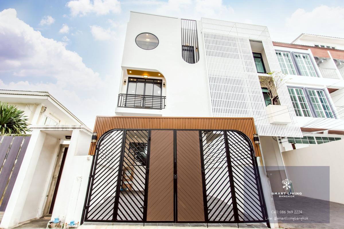 ขายทาวน์เฮาส์ 3ชั้น รีโนเวทใหม่ย่านประดิษฐ์มนูธรรม บ้านสวย งาน SPCทั้งหลัง งานมีเนียมเกรดดี ใกล้ทางด่วน พร้อมขาย