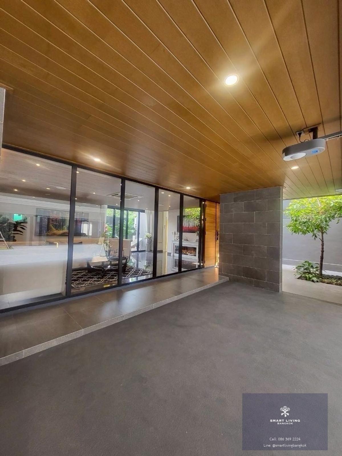 บ้านเดี่ยว Ultra Luxury ศรีนครินทร์ 5 ห้องนอน พร้อมสระว่ายน้ำและลิฟต์ส่วนตัว ใกล้ Paradise Park และ Berkeley International School