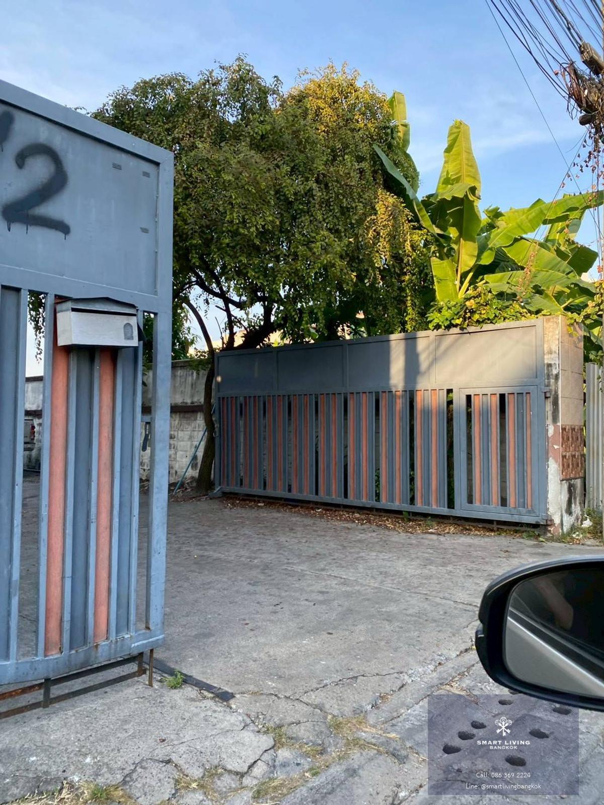 ขาย ที่ดิน  Land Nakniwat   237 ตร.ว.  เป็นซอยที่มีอู่ซ่อมรถ ทำสีถึง 3 ที่ ด้านในท้ายซอยสุดมีโรงเรียนสอนอาชีพ