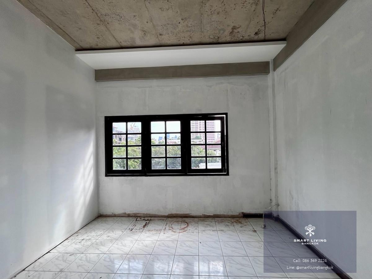 📢👇อาคารพาณิชย์ 3.5 ชั้น ทำเลใจกลางเมือง เหมาะสำหรับอยู่อาศัย ทำเป็นโฮมออฟฟิศ ปล่อยเช่า หรือปรับปรุงต่อได้ *ขายและเช่าตามสภาพ*กรณีเช่า: ไม่รับธุรกิจครัวร้อน ร้านกัญชา และร้านแอลกอฮอล์