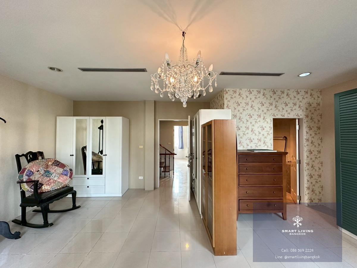 ทาวน์เฮ้าส์ระดับ Luxury ในย่านทองหล่อ หนึ่งในทำเลที่อยู่อาศัยระดับ Prime ของกรุงเทพ เหมาะสำหรับครอบครัว ผู้บริหาร หรือชาวต่างชาติที่ต้องการอยู่อาศัยใจกลางสุขุมวิท พื้นที่ใช้สอยขนาดใหญ่ ฟังก์ชันครบ ใกล้BTSทองหล่อ ร้านอาหารCommunity Mall และโรงเรียนนานาชาติ