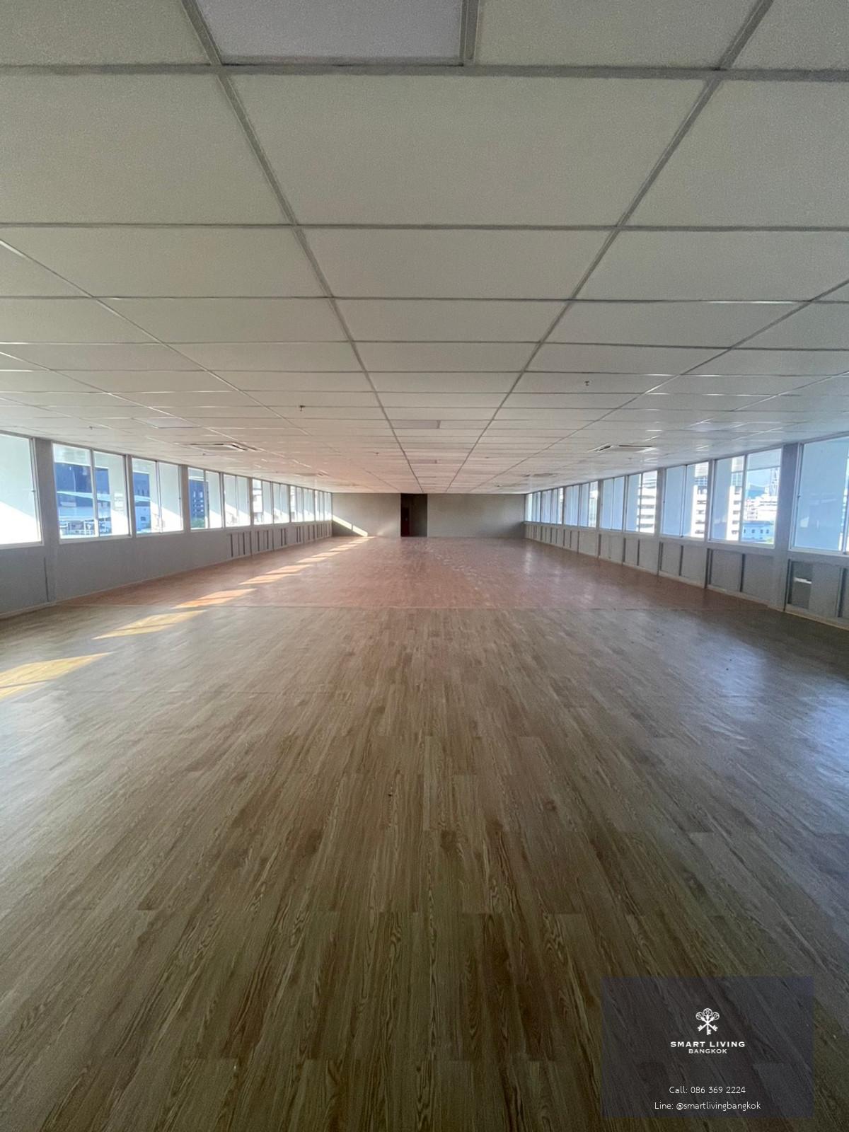 ให้เช่า ออฟฟิศรีโนเวทใหม่  แถวสุขุมวิท 370 ตร.ม. ใกล้BTS พร้อมพงษ์
