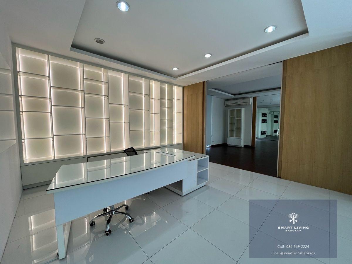 โชว์รูมหรูให้เช่าพระราม 9! สามารถทำเป็นโชว์รูมรถและจัดแสดงสินค้าได้ ขนาด 1,000 ตร.ม ติดถนนใหญ่ ไม่ไกลจากสนามบินสุวรรณภูมิ สนใจโทร 0863692224