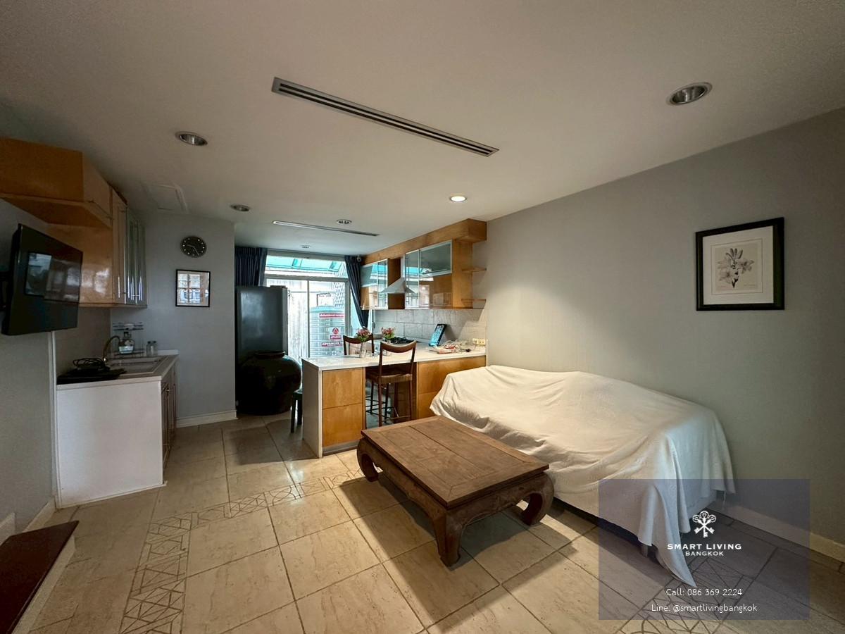 ทาวน์เฮ้าส์ระดับ Luxury ในย่านทองหล่อ หนึ่งในทำเลที่อยู่อาศัยระดับ Prime ของกรุงเทพ เหมาะสำหรับครอบครัว ผู้บริหาร หรือชาวต่างชาติที่ต้องการอยู่อาศัยใจกลางสุขุมวิท พื้นที่ใช้สอยขนาดใหญ่ ฟังก์ชันครบ ใกล้BTSทองหล่อ ร้านอาหารCommunity Mall และโรงเรียนนานาชาติ