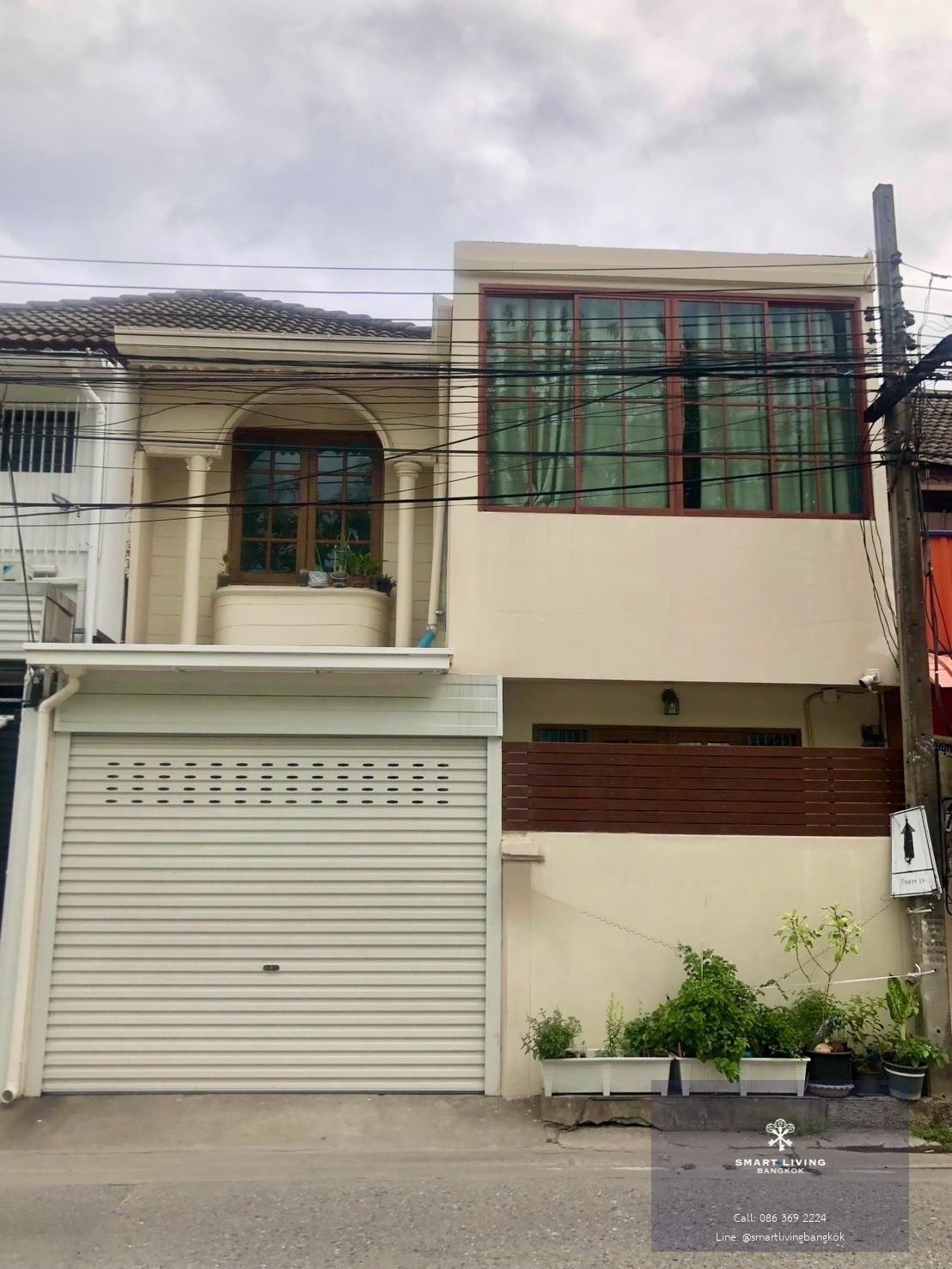 ทาวน์เฮ้าส์รีโนเวทใหม่ 2 ชั้น ห้วยขวาง สไตล์โมเดิร์นจีน พื้นที่กว้างเท่าบ้านเดี่ยว ใกล้ MRT เหมาะอยู่เองหรือสร้างรายได้จากการปล่อยเช่า
