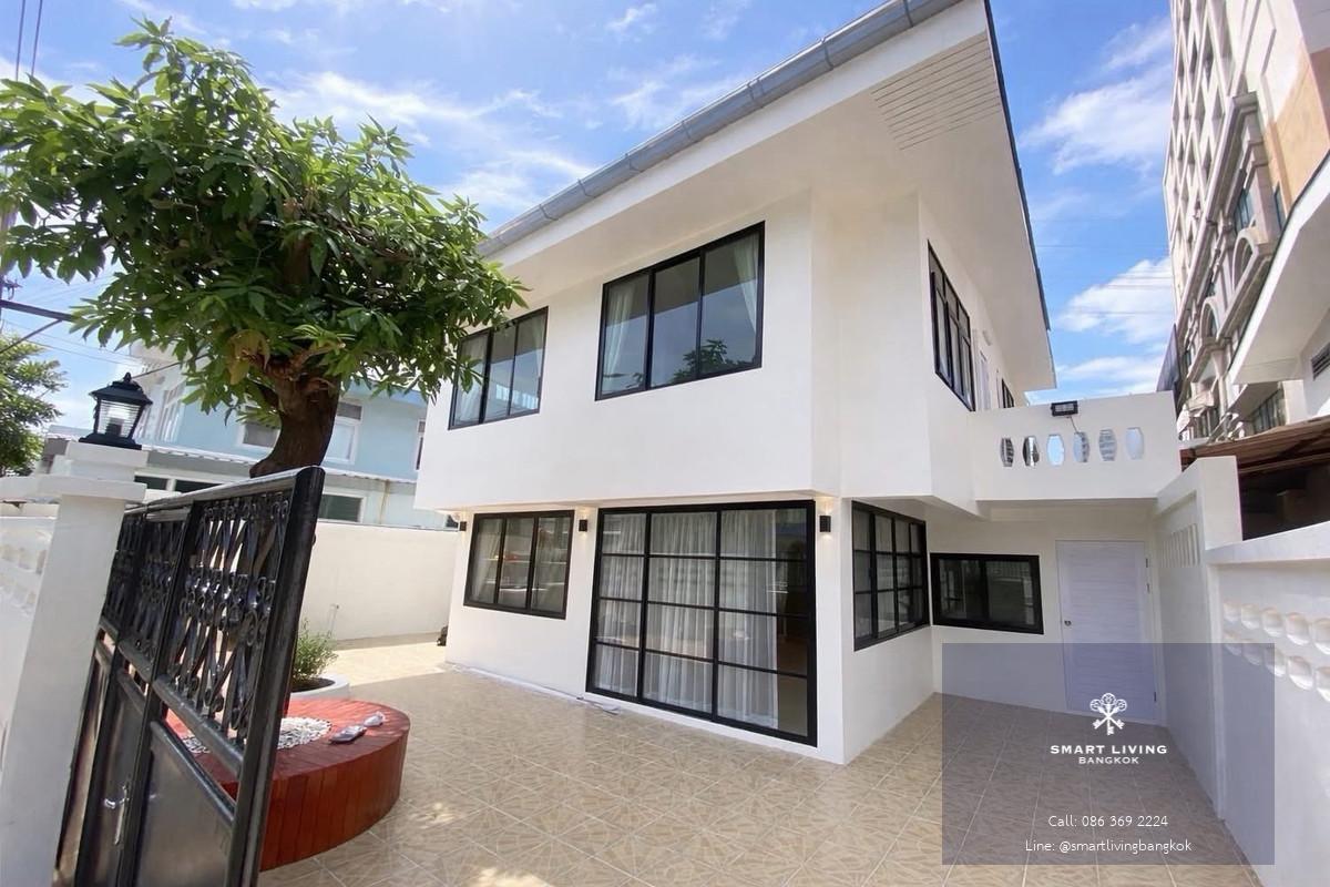 บ้านเดี่ยวให้เช่า 5 ห้องนอน ใกล้ MRT สุทธิสาร ทำเลห้วยขวาง รัชดา เลี้ยงสัตว์ได้ เฟอร์นิเจอร์ครบ พร้อมเข้าอยู่