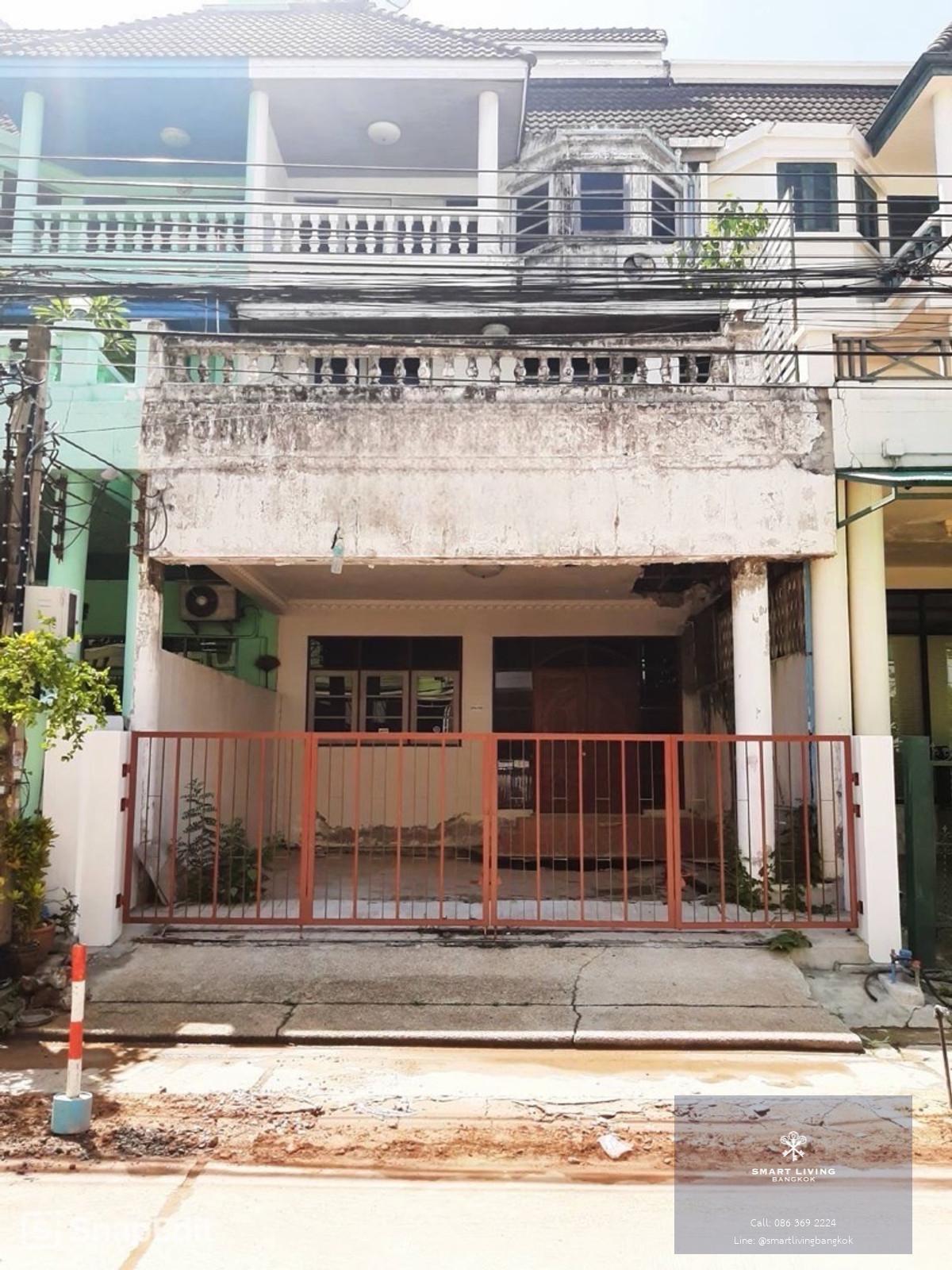 ขายทาวน์เฮ้าส์ 3 ชั้น บนที่ดิน 40 ตร.ว ในย่าน Town in Town ลาดพร้าว 94 ทำเลศักยภาพ เหมาะรีโนเวทเพื่อสร้างมูลค่า ราคา 6,500,000 บาท