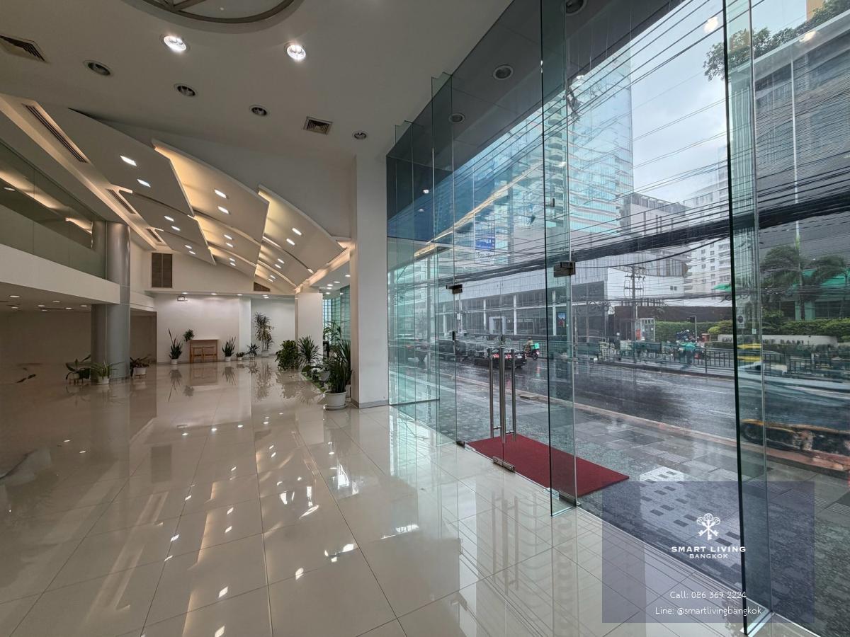 Showroom ให้เช่า เพชรบุรีตัดใหม่ใกล้ทางด่วน พื้นที่เชิงพาณิชย์ขนาดใหญ่ 843 ตร.ม แบ่งเช่าได้ รองรับหลายธุรกิจ เช่น โชว์รูมรถ ออฟฟิศ ศูนย์สุขภาพ ฟิตเนส