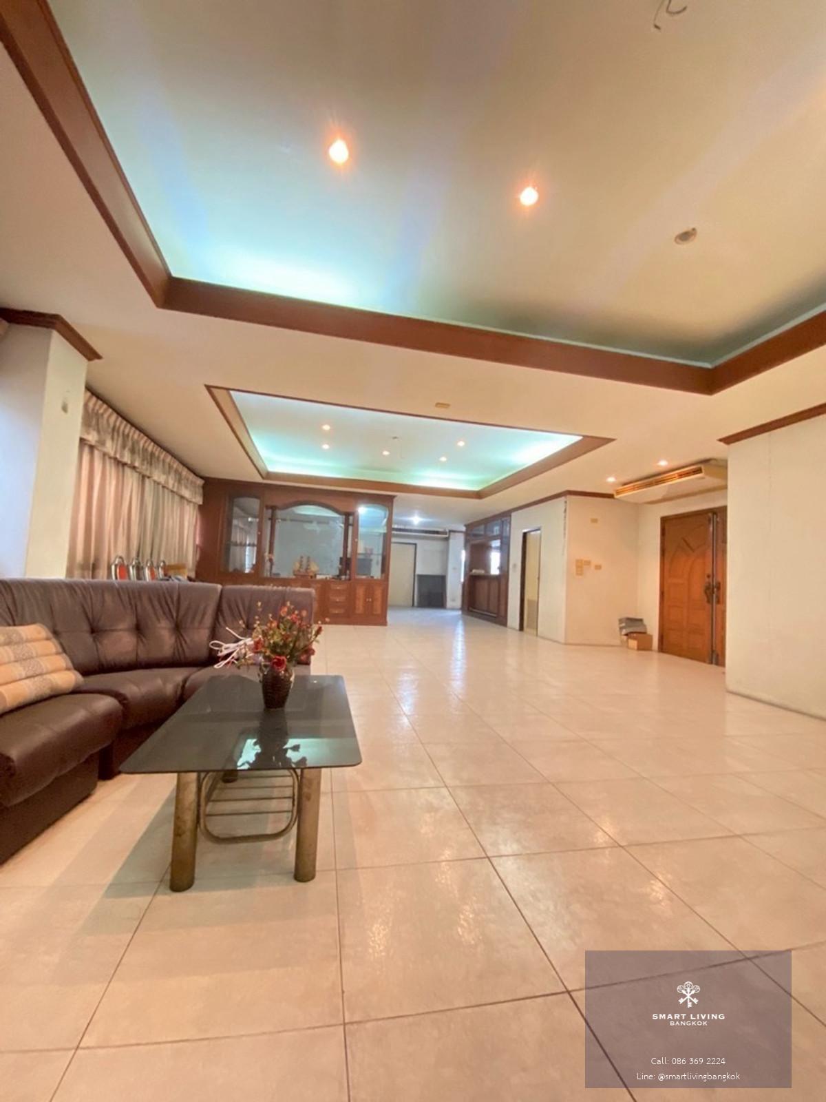 ขาย/ให้เช่า อาคารโชว์รูมและออฟฟิศ 5.5 ชั้น ติดถนนใหญ่พระราม 9 สเปซใหญ่ 2,668 ตร.ม. จอดรถ 30 คัน ใกล้ ARL