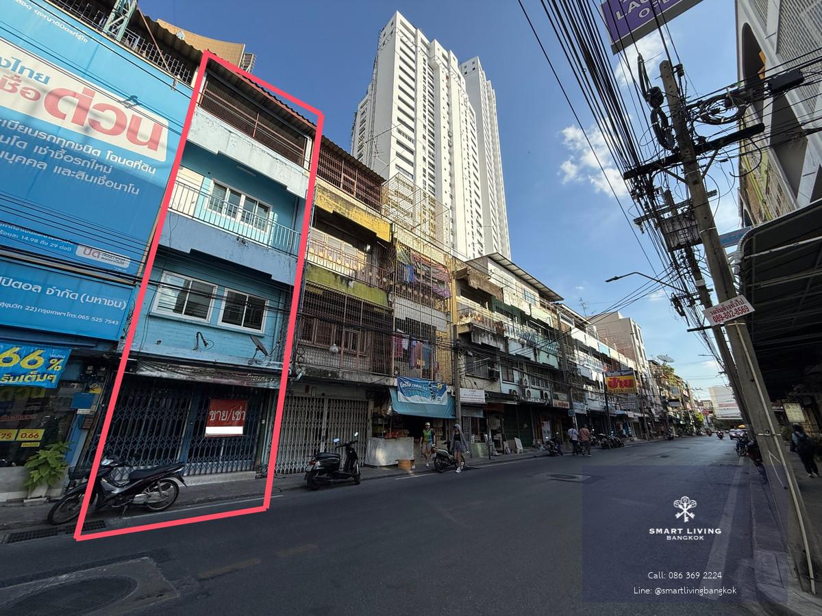อาคารพาณิชย์อยู่ใน สุขุมวิท  ทำเลธุรกิจ ใจกลางเมือง เชื่อมต่อทั้งสุขุมวิท และ พระราม 4 การสัญจรหนาแน่น เหมาะสำหรับทำธุรกิจ | 4.5 Floors Shophouse for Rent  |  ใกล้ BTS พร้อมพงษ์