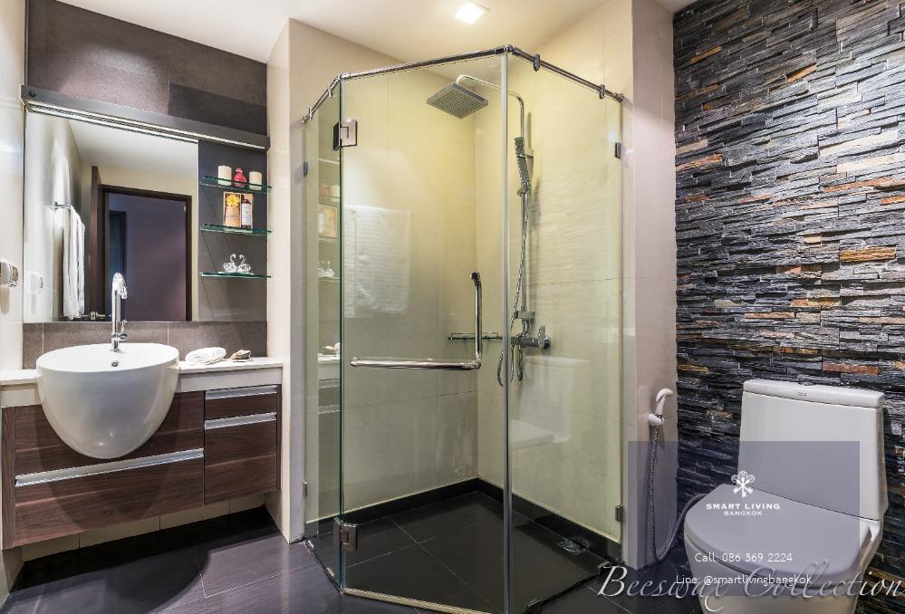 ให้เช่าคอนโดหรู 2 ห้องนอน  เปิดรับวิวเมืองและแม่น้ำผ่านกระจกโค้ง Floor-to-Ceiling พร้อมอ่างสปาส่วนตัว ยินดีต้อนรับเข้าชมสเปซจริงที่เหนือกว่าทุกข้อจำกัด
