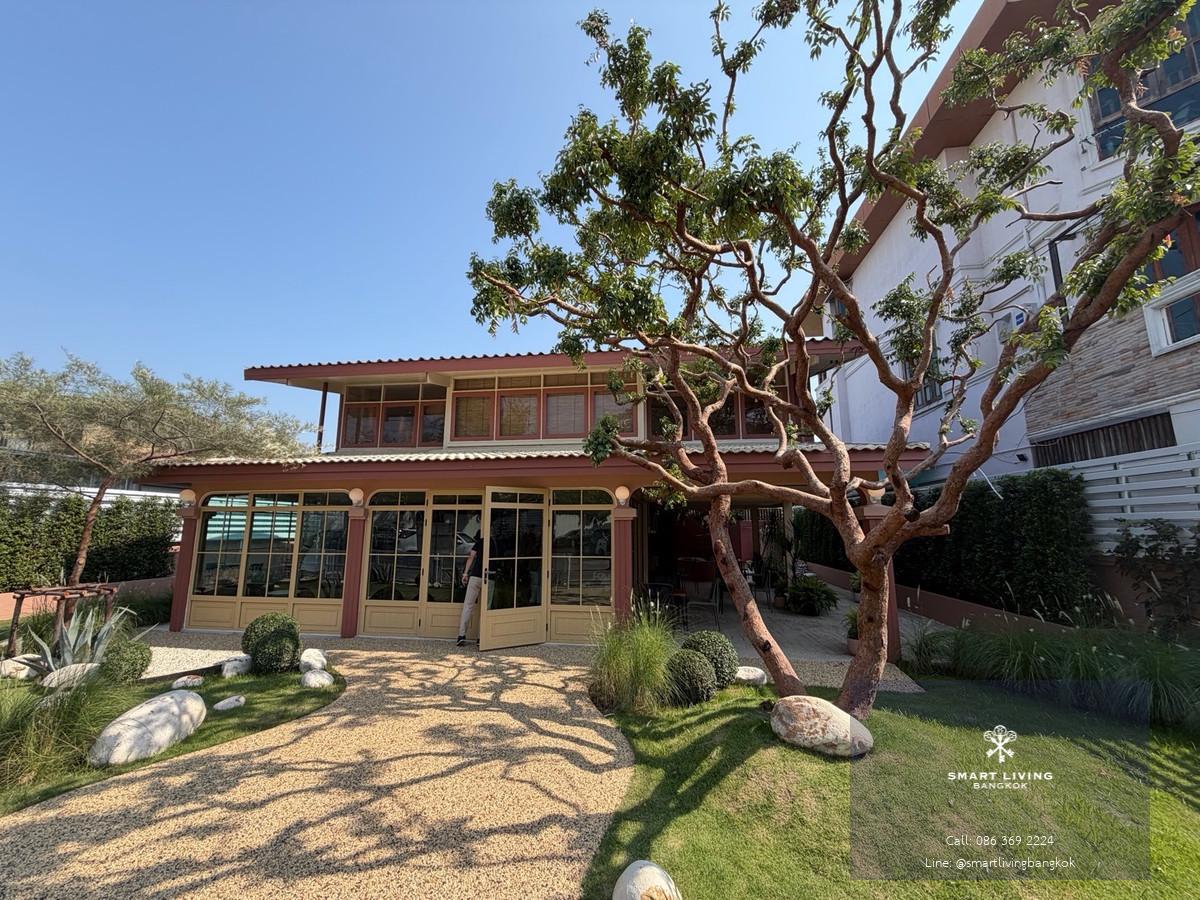 บ้าน พระราม 9 สวนกว้าง บรรยากาศร่มรื่น พื้นที่โปร่งโล่ง กระจกรอบบ้าน เหมาะสำหรับคาเฟ่หรือร้านอาหาร