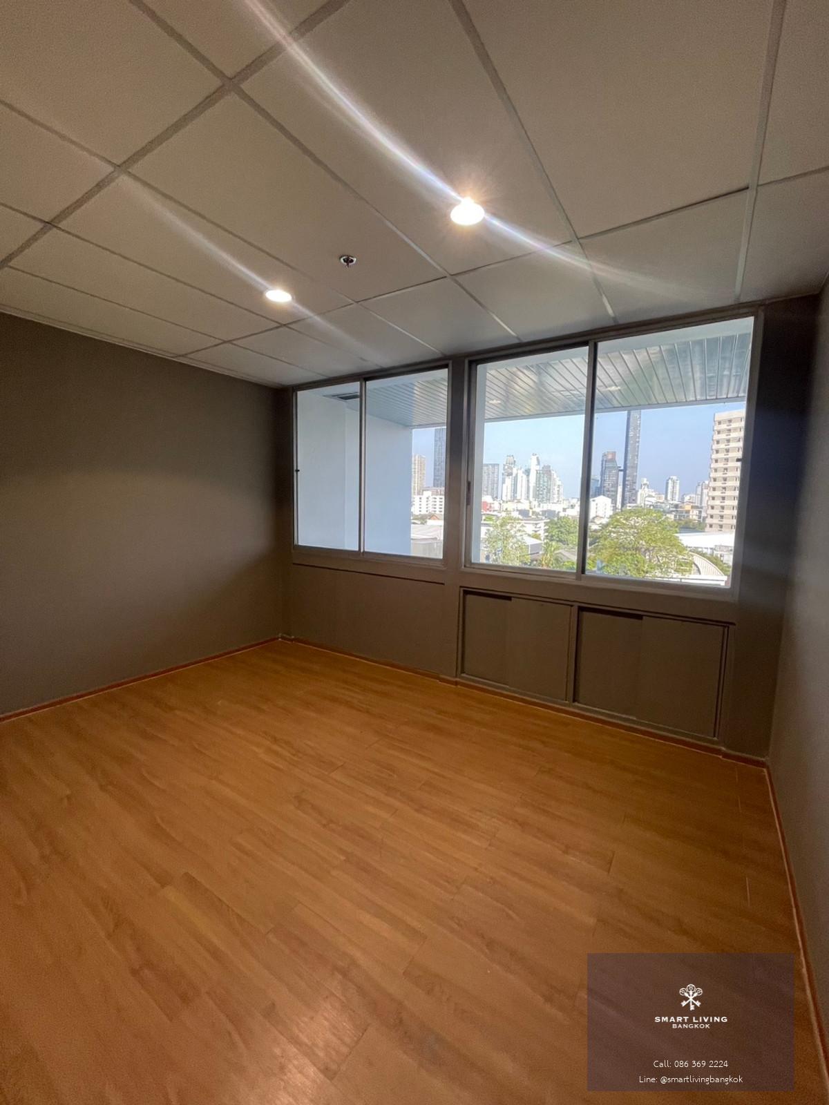 ให้เช่า ออฟฟิศรีโนเวทใหม่  แถวสุขุมวิท 370 ตร.ม. ใกล้BTS พร้อมพงษ์