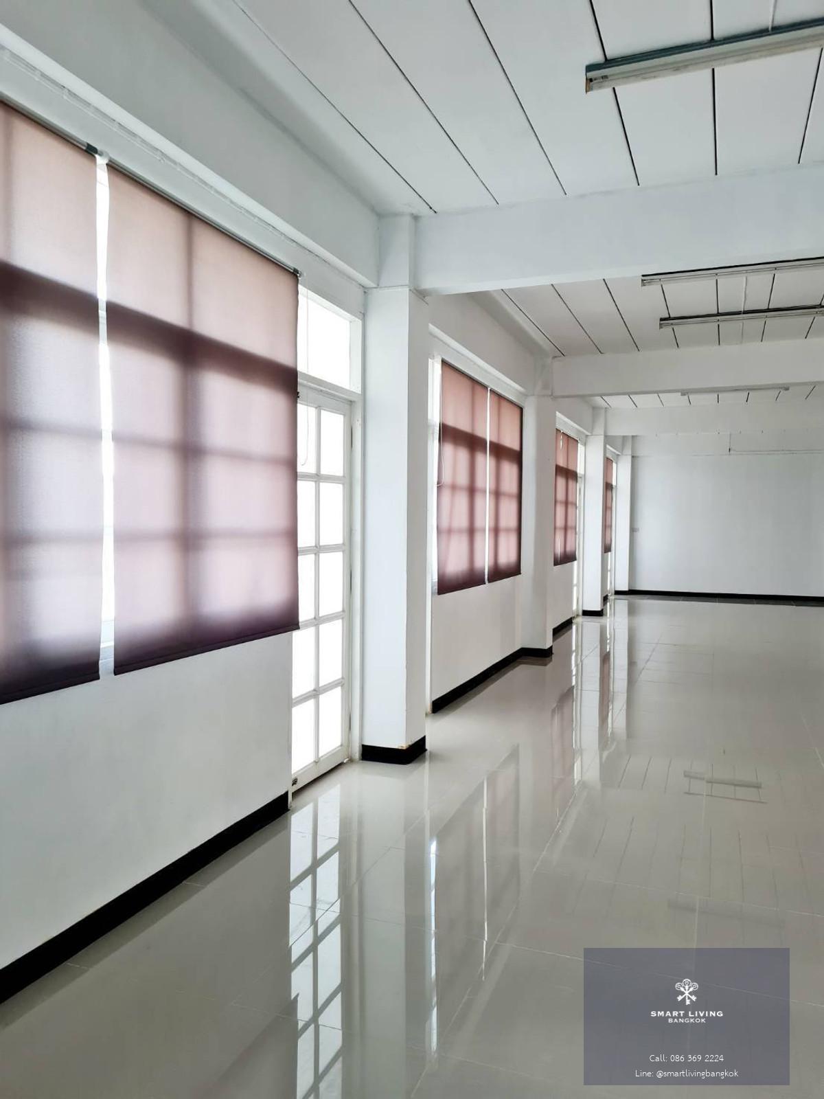 📢👇 อาคารสำนักงาน 4.5 ชั้น ทำเลเด่น เดินทางสะดวก เข้า-ออกได้หลายเส้นทาง ใกล้ทางด่วนและ BTS ปุณณวิถี
เหมาะสำหรับทำออฟฟิศหลัก  คลินิก สตูดิโอ หรือโคเวิร์กกิ้งสเปซ