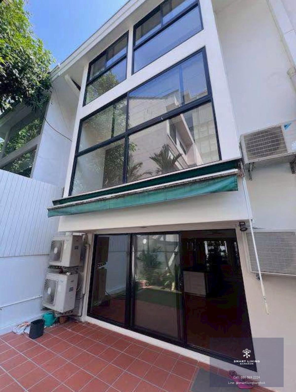 ทาวน์เฮ้าส์สุขุมวิท 49 รีโนเวททั้งหลัง ทำเลศักยภาพ ใกล้โรงพยาบาลสมิติเวช และโรงเรียนนานาชาติ พื้นที่ใช้สอยขนาดใหญ่ จอดรถได้ถึง 6 คัน เหมาะสำหรับอยู่อาศัยหรือการลงทุนระยะยาวในโซนสุขุมวิทชั้นใน