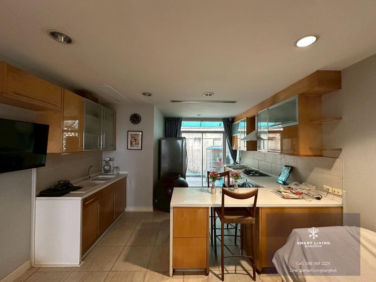 ทาวน์เฮ้าส์ระดับ Luxury ในย่านทองหล่อ หนึ่งในทำเลที่อยู่อาศัยระดับ Prime ของกรุงเทพ เหมาะสำหรับครอบครัว ผู้บริหาร หรือชาวต่างชาติที่ต้องการอยู่อาศัยใจกลางสุขุมวิท พื้นที่ใช้สอยขนาดใหญ่ ฟังก์ชันครบ ใกล้BTSทองหล่อ ร้านอาหารCommunity Mall และโรงเรียนนานาชาติ